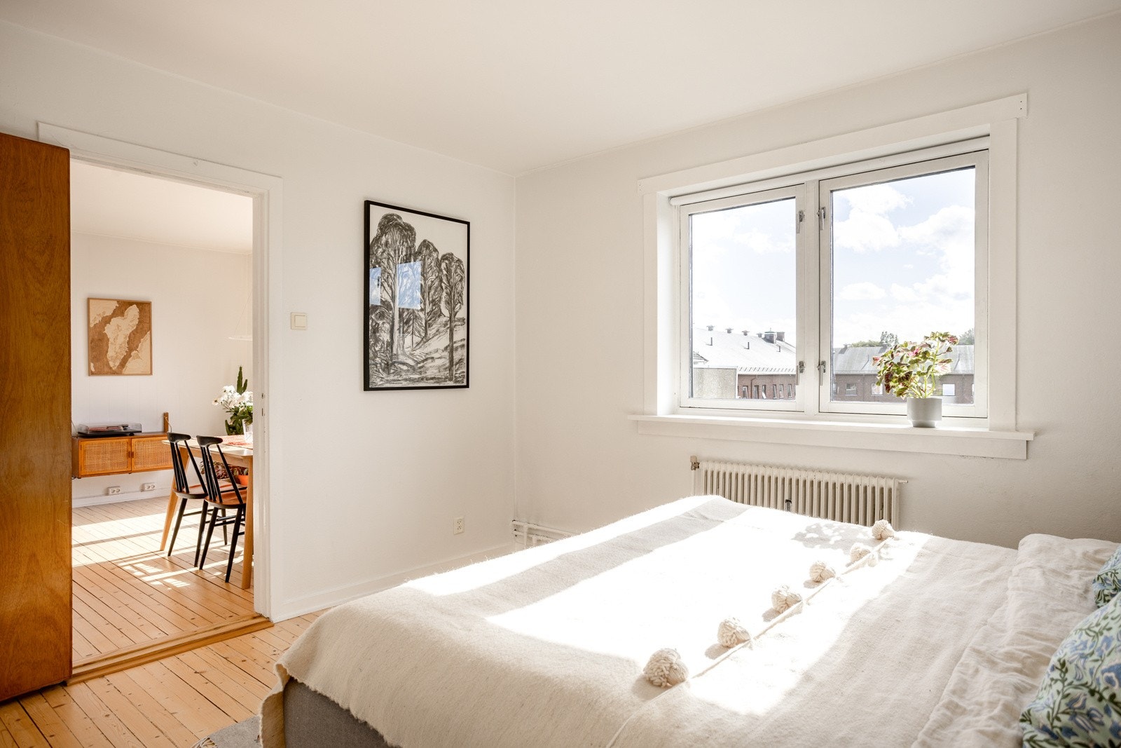 Den store vindusflaten sørger for rikelig med naturlig lys, samtidig som det er ingen innsyn og koselig utsikt de fine grøntarealene og videre mot Sagene kirke. Galleribilde