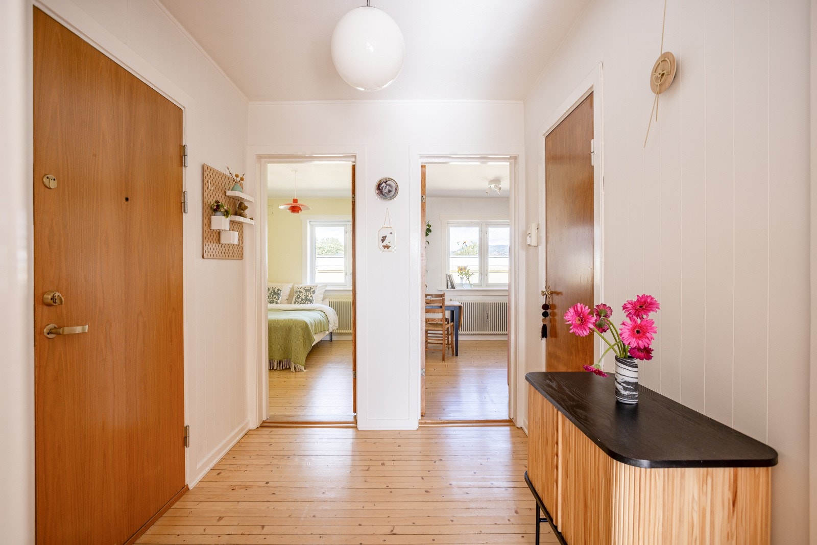Denne romslige og praktiske entréen gir deg et strålende førsteinntrykk av leiligheten, med naturlig lys som strømmer inn fra to himmelretninger. Galleribilde