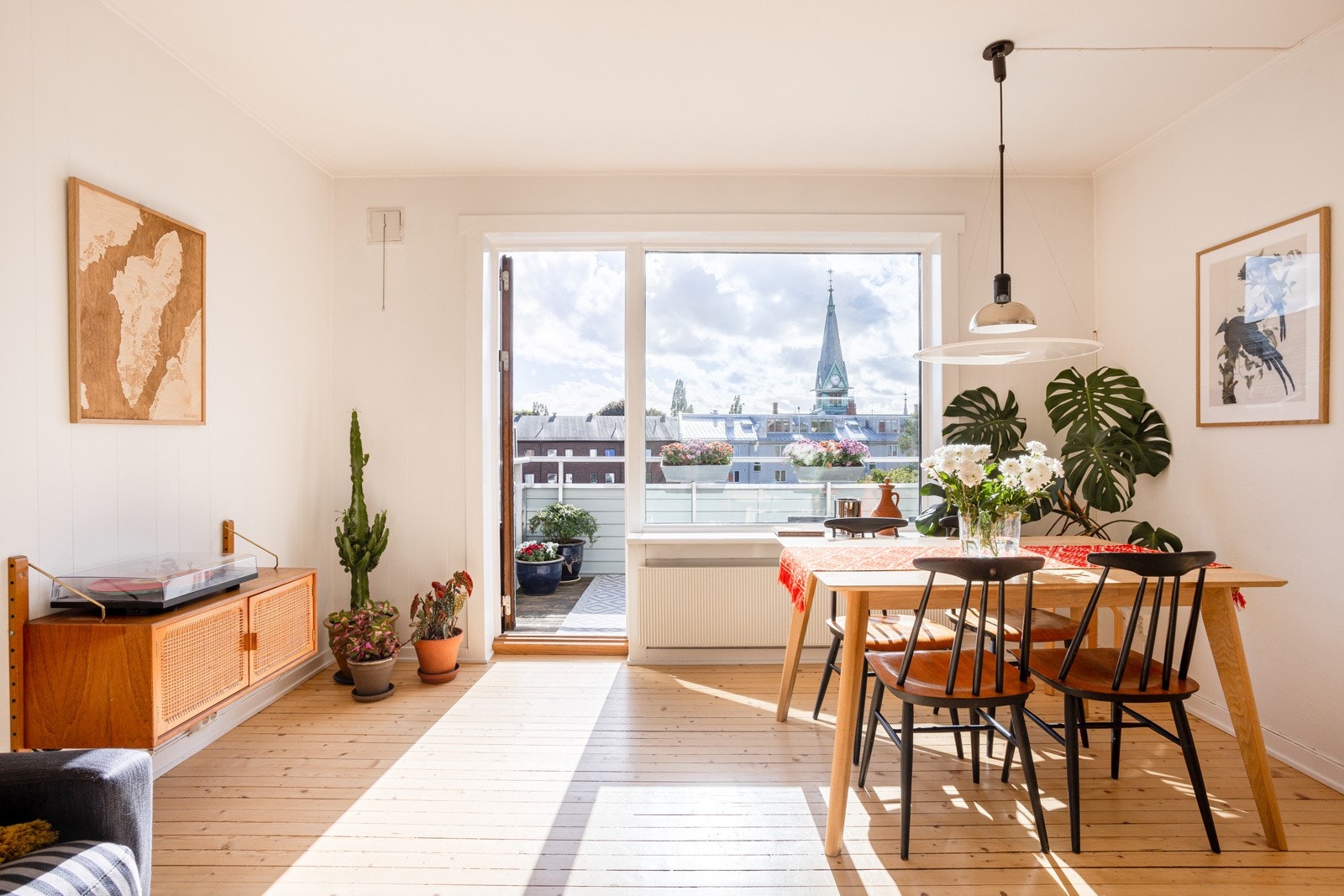 Stuen er romslig med god plass til både sofagruppe med salongbord, mediemøblement (bredbånd er inkludert) og et spisebord ved de fine vindusflatene. Galleribilde