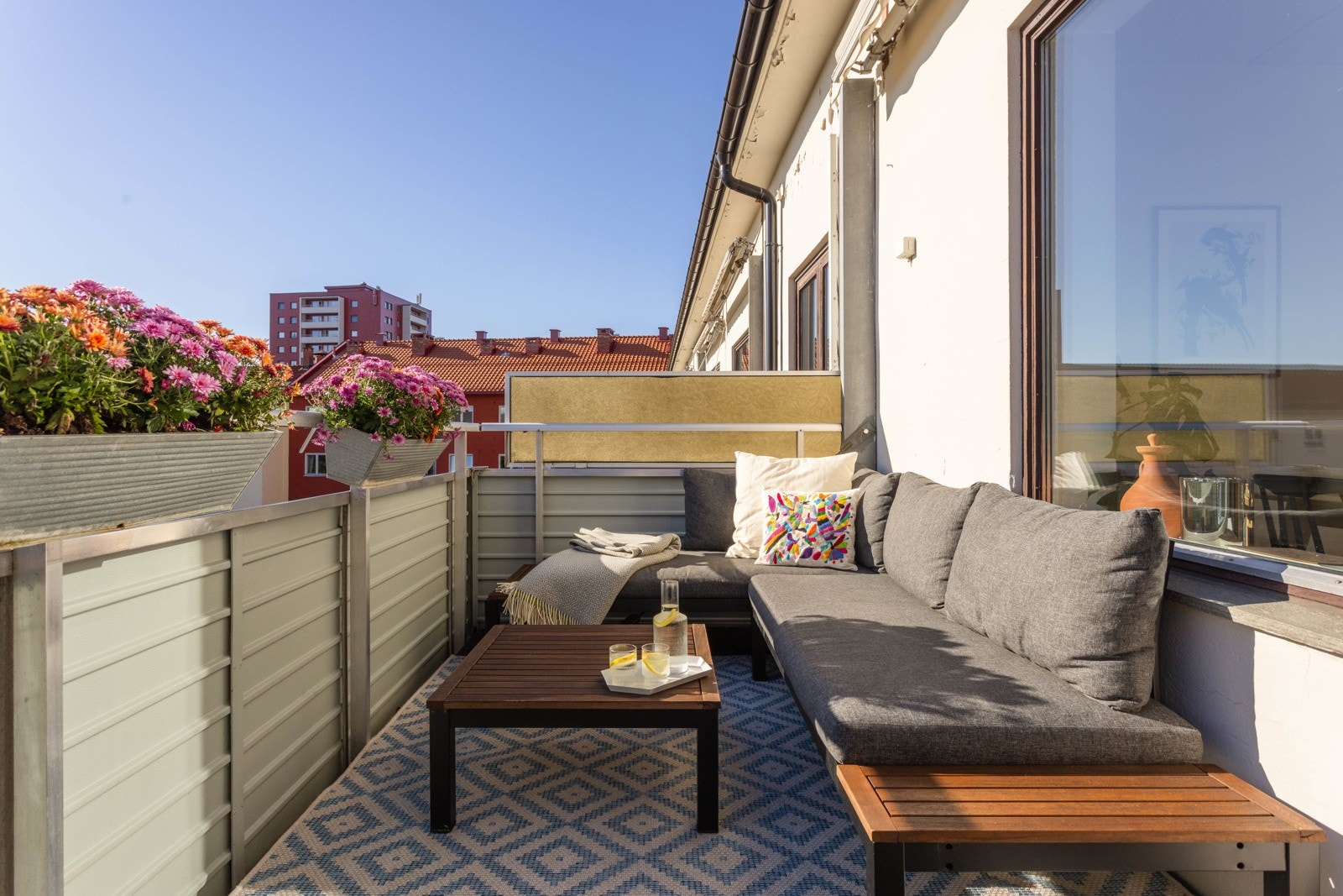 God plass til stor sittegruppe og grill, slik at du kan tilpasse uteplassen etter dine behov. Galleribilde