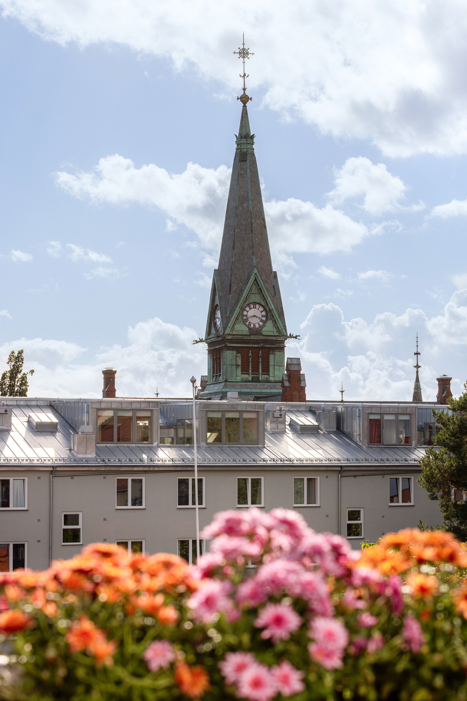 Leiligheten ligger i byggets 5. etasje med god avstand til bygårdene rundt og flott og fritt utsyn til blant annet Sagene kirke og grønn bakgård. Galleribilde