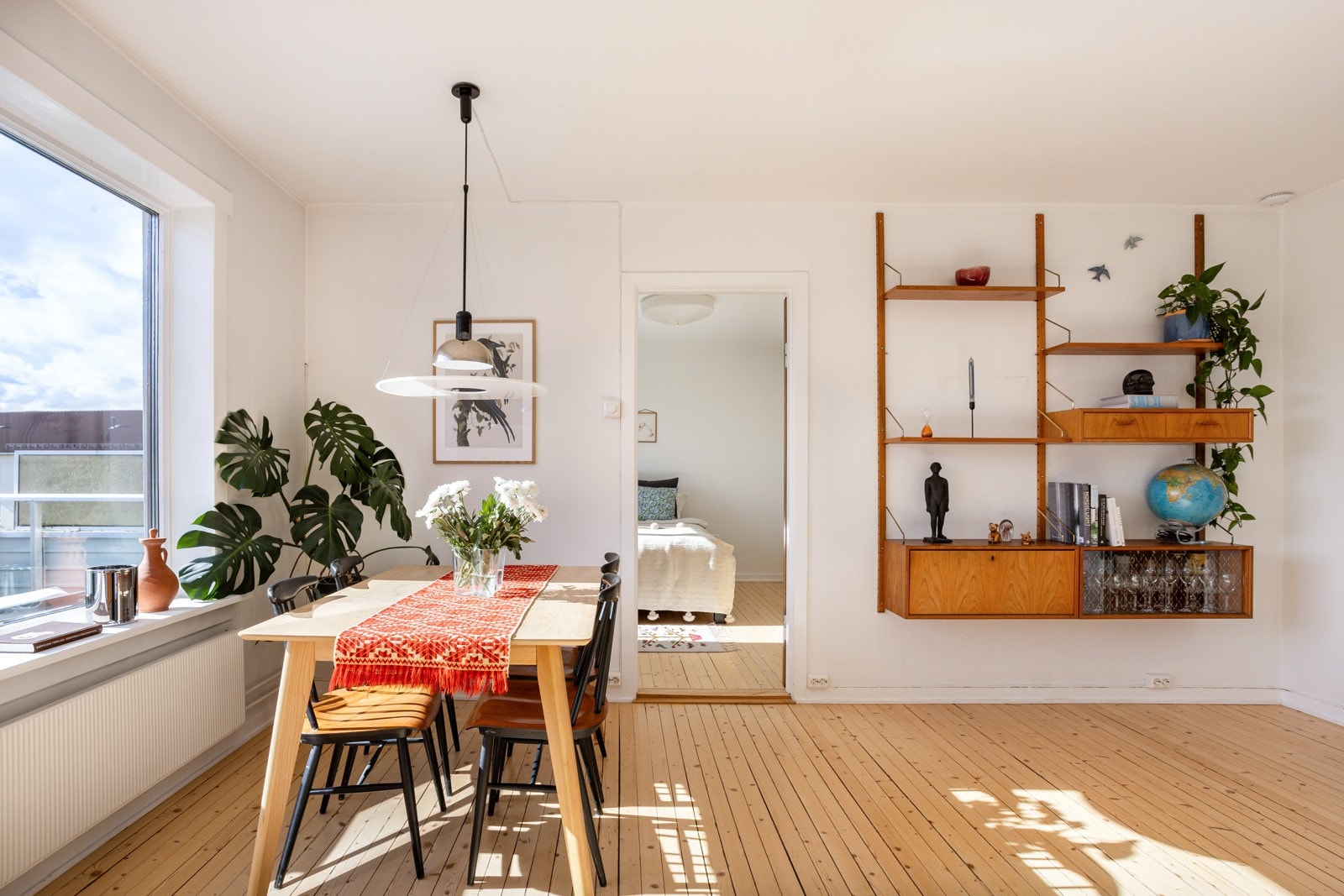 Oppvarmingen skjer via radiatorer knyttet til energieffektiv bergvarme, hvor både varmtvann og oppvarming er inkludert i felleskostnadene, noe som sikrer en lun og behagelig atmosfære året rundt. Galleribilde