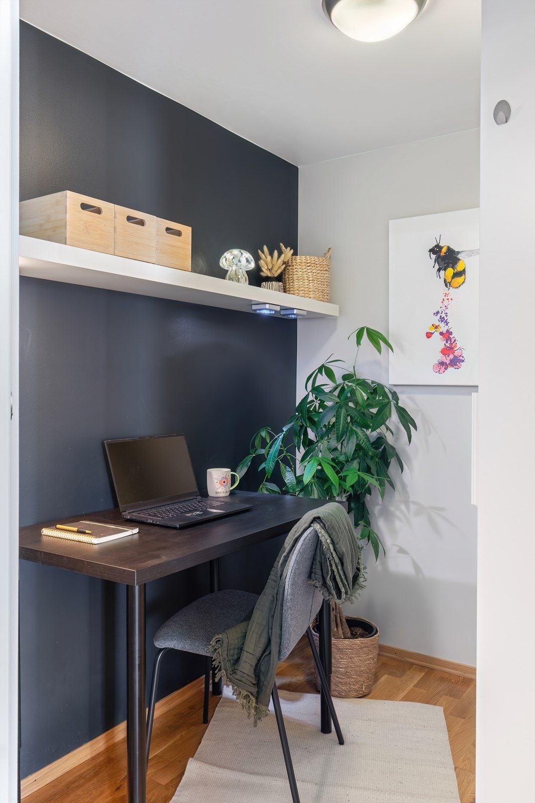 Leiligheten har godt med lagringsplass i innvendig bod - boden blir i dag brukt som kontor Galleribilde