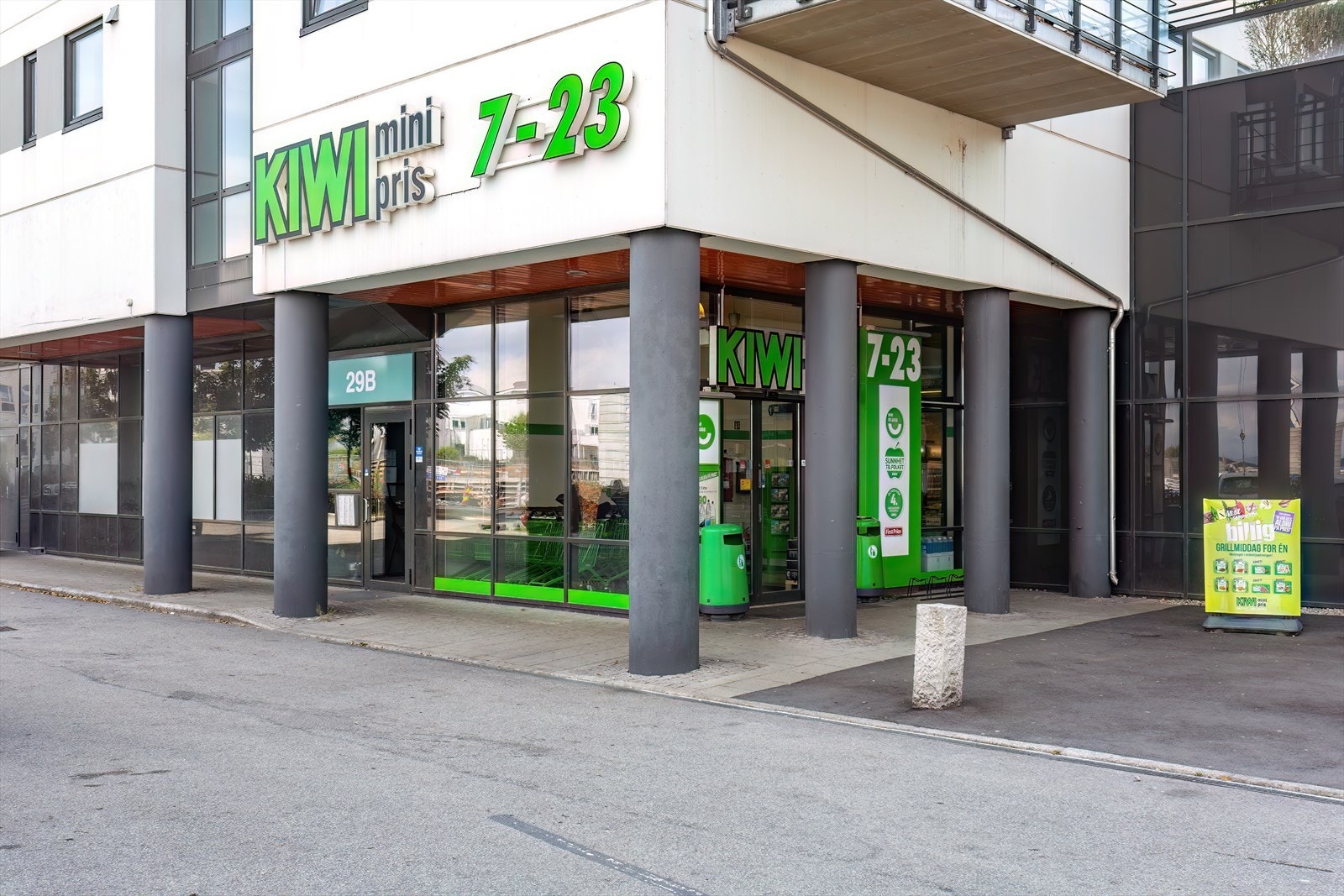 Nærbutikken ligger i nabobygget. Galleribilde