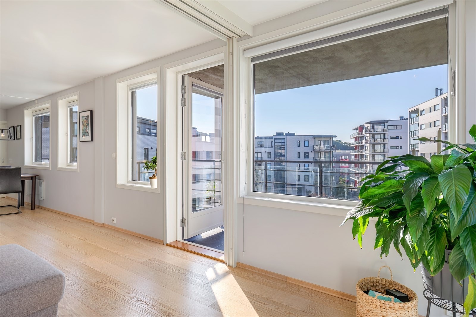 Den sosiale sonen har åpen løsning, og store vindusflater som gir rikelig med naturlig lys. Galleribilde