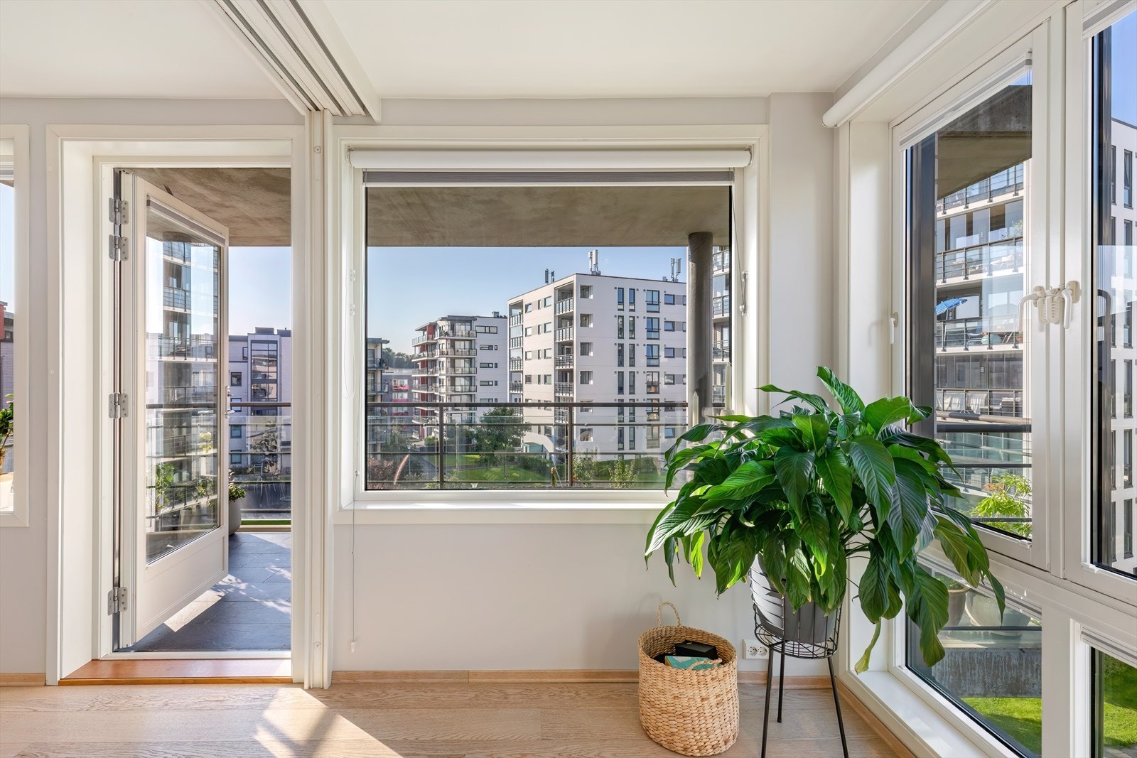 Den flotte beliggenheten på hjørnet gir lys fra flere sider Galleribilde