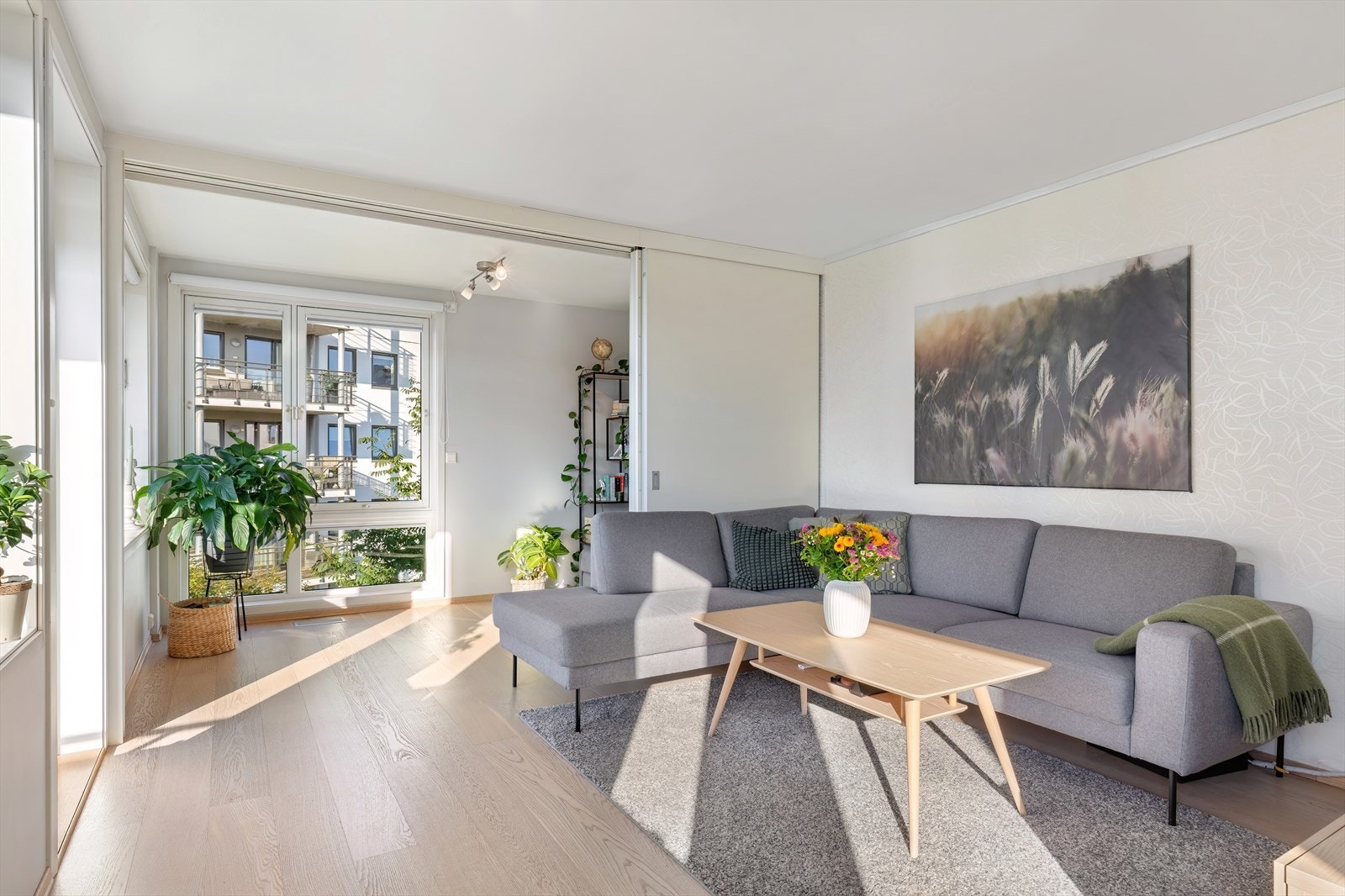 Stuen har god plass til sofagruppe i ene enden, samt spisebord ved kjøkkenet Galleribilde