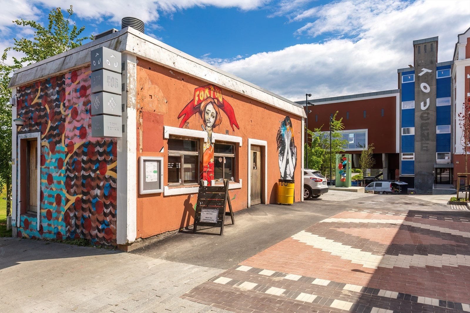 Tou scene ligger innen kort gangavstand. Her er det et rikt kulturtilbud, street food på Fortou og ølbaren ØST. Galleribilde