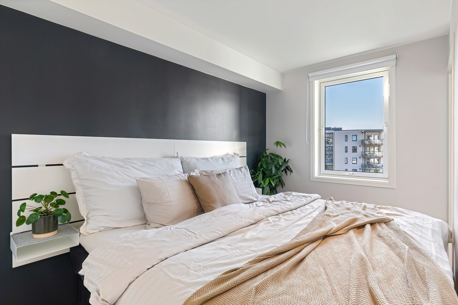 Hovedsoverommet er utstyrt med to innganger - én på hver side av dobbeltsengen Galleribilde