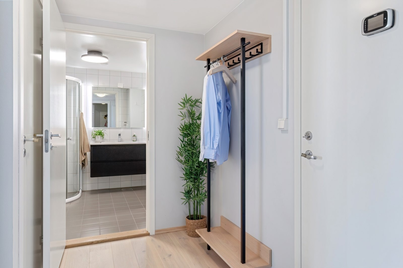 Entré med plass til å henge fra seg yttertøy og sette fra seg sko Galleribilde