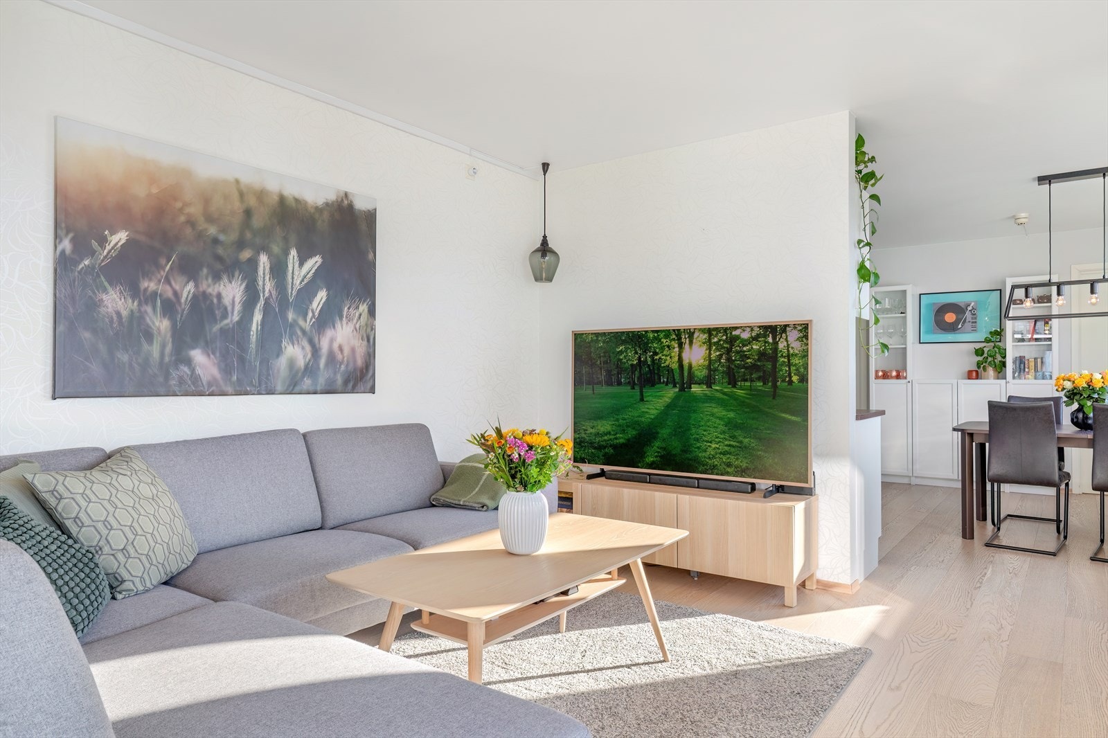 Innvendig har leiligheten parkett på gulv og malte vegger Galleribilde