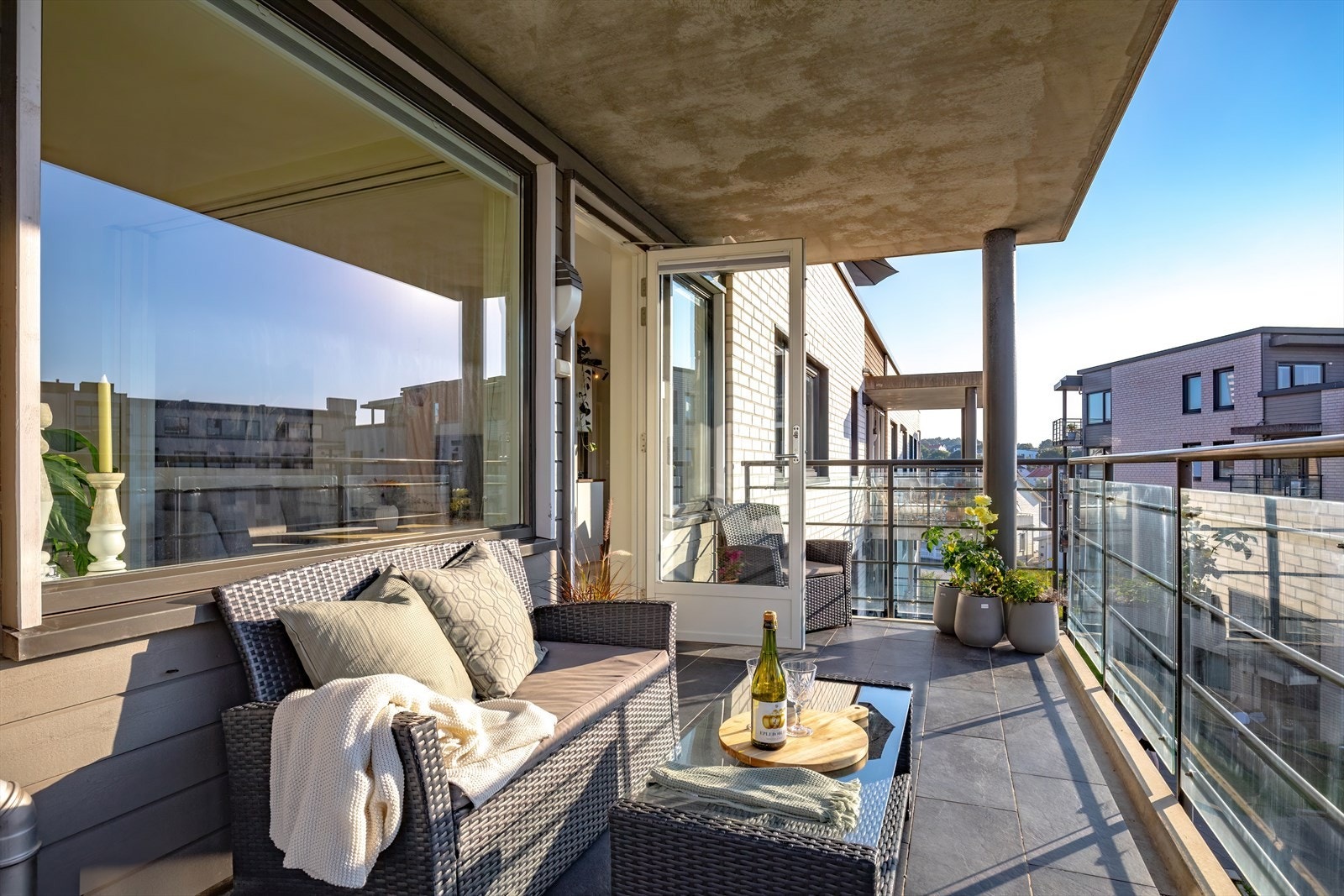 Fra stuen er det utgang ti solrik balkong på ca. 14 m² Galleribilde