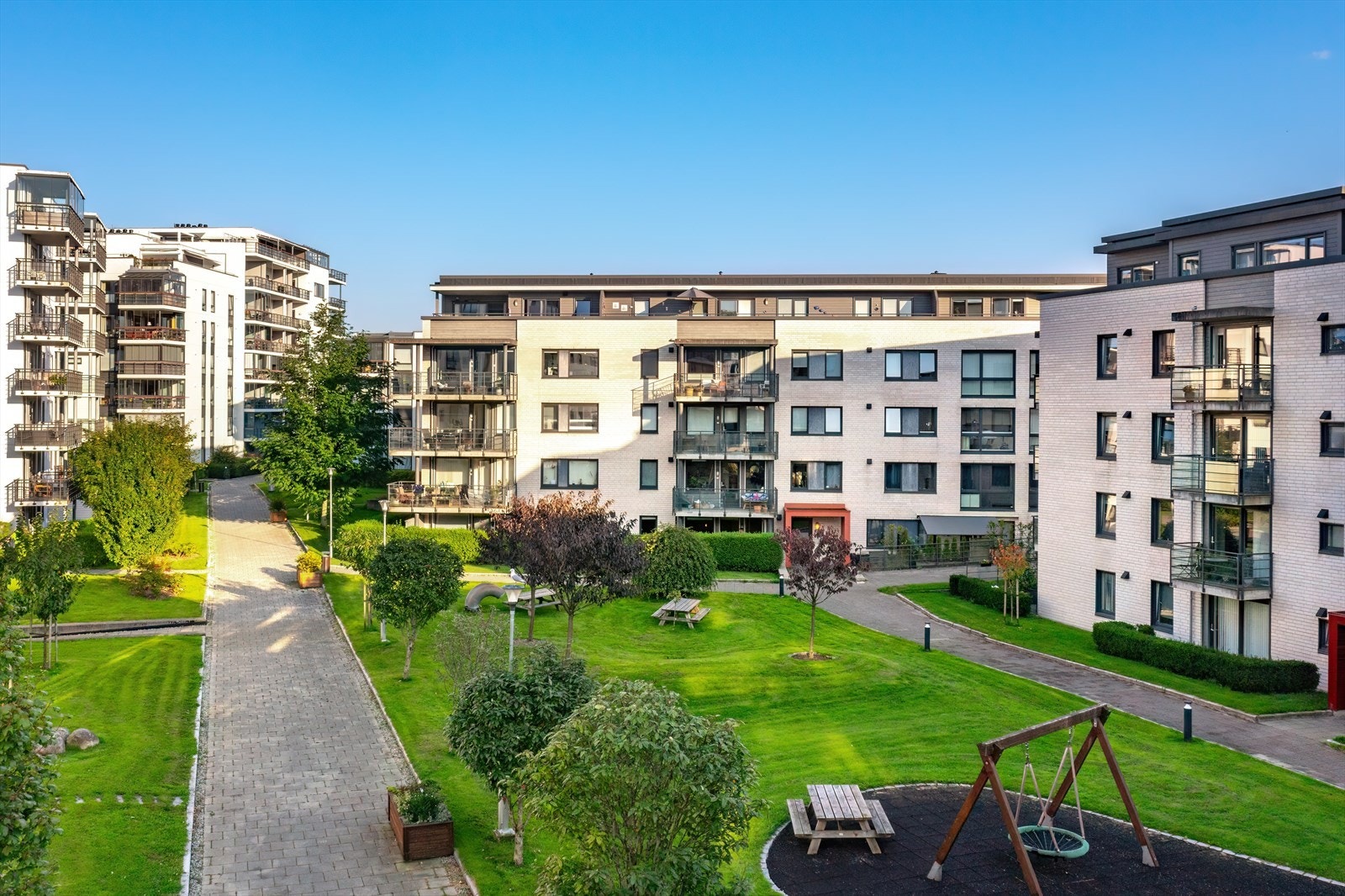 Det er pent opparbeidet fellesareal mellom blokkene Galleribilde