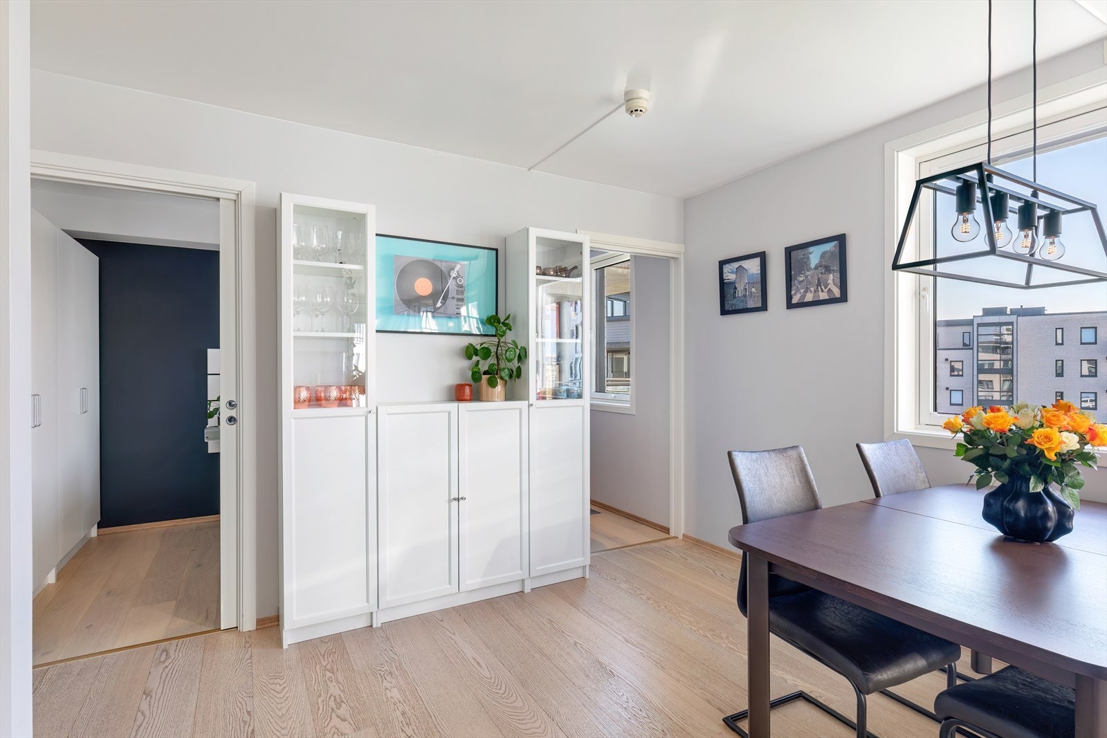 Fra kjøkkenet er det tilkomst til hovedsoverommet Galleribilde