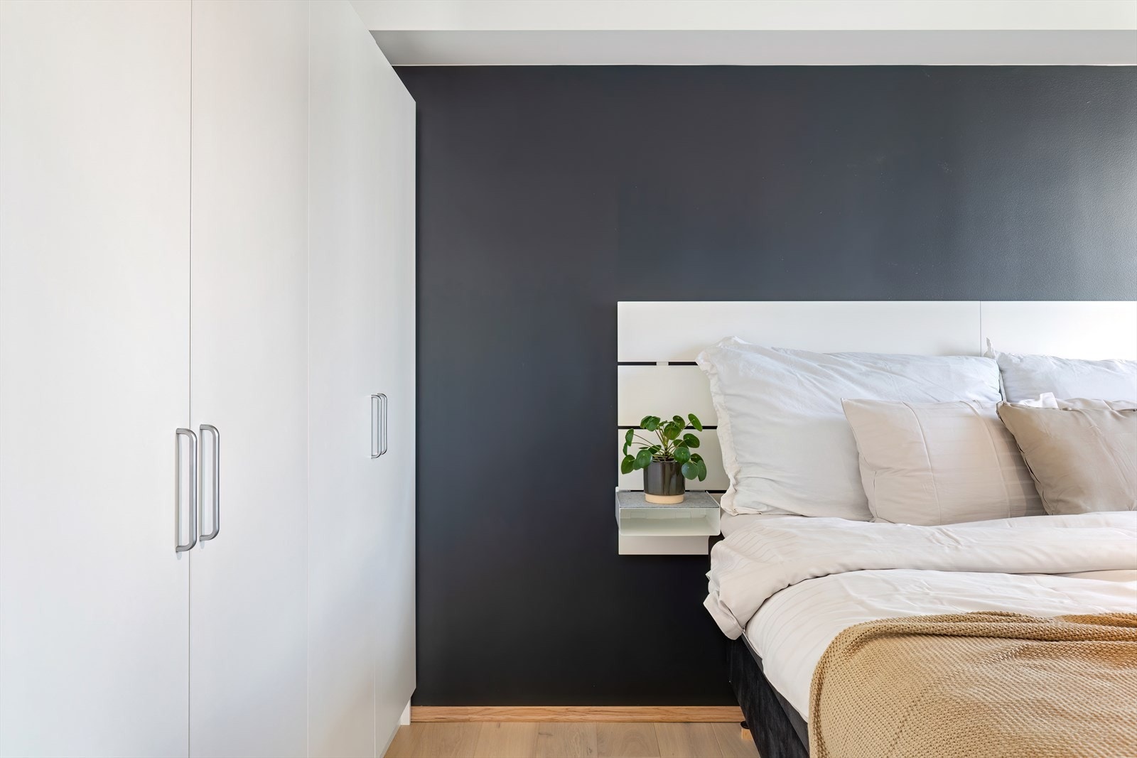 Soverommet er praktisk innredet med stort garderobeskap Galleribilde