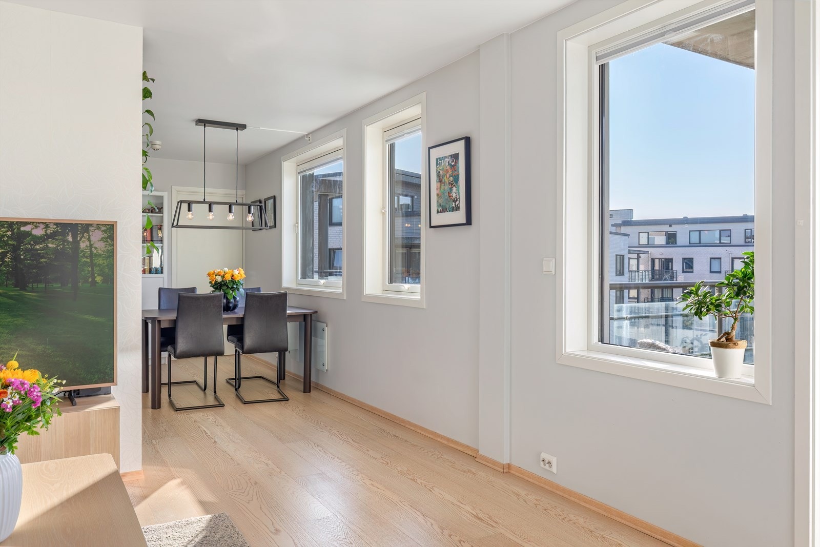 Store vindusflater gir rikelig med naturlig lys Galleribilde