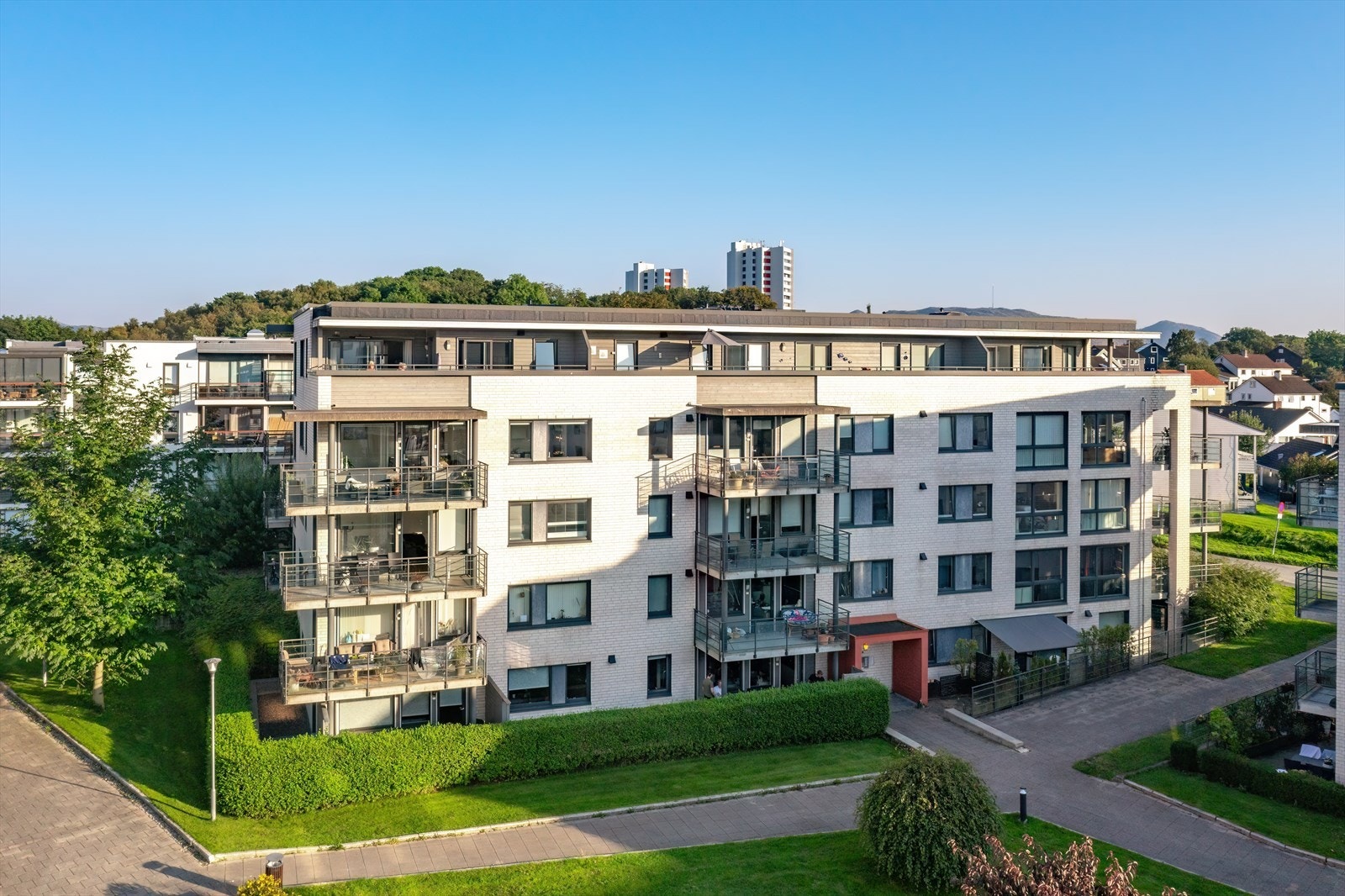 Fra inngangsparti er det enkelt adkomst via felles heis eller trappeoppgang Galleribilde