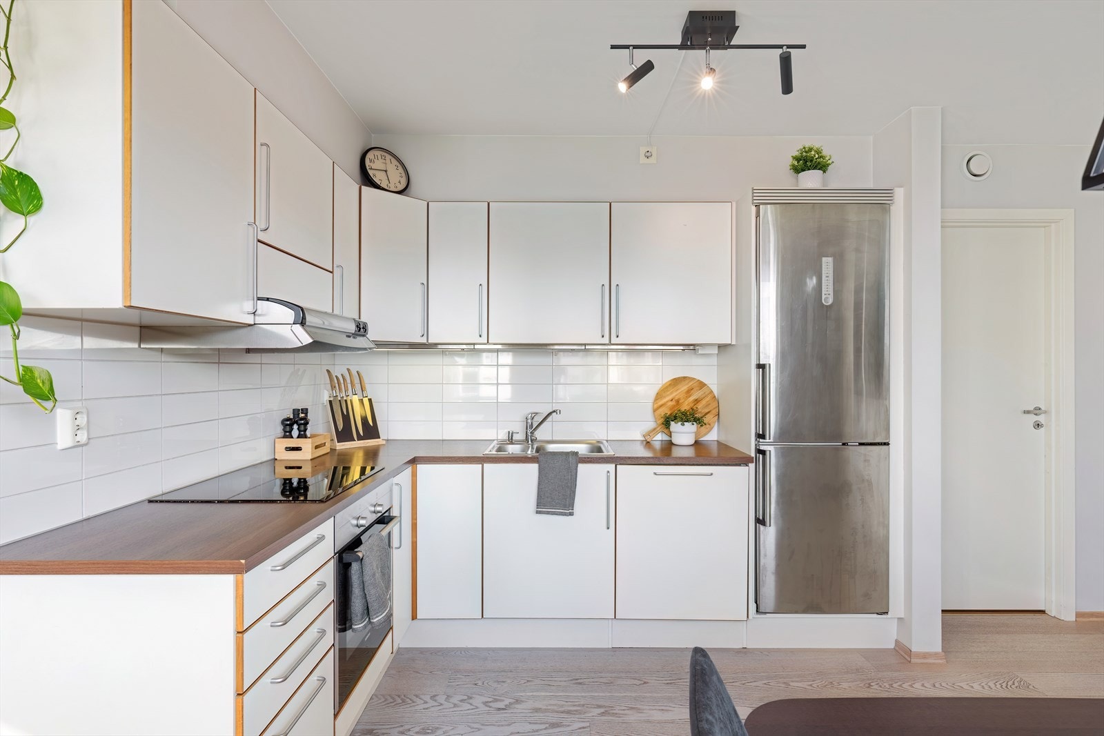 Videre har kjøkkenet frittstående kjøleeskap med frysedel. Galleribilde