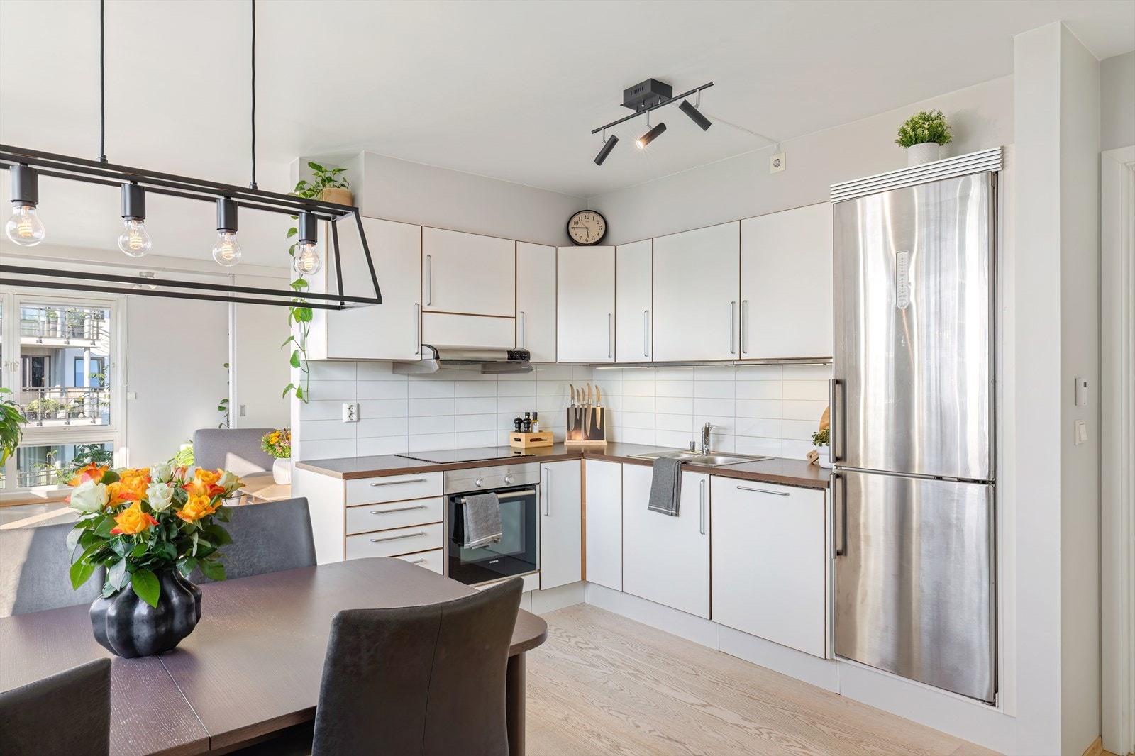 Kjøkkenet har godt med skap- og benkeplass, samt integrerte hvitevarer som oppvaskmaskin, stekeovn og platetopp Galleribilde