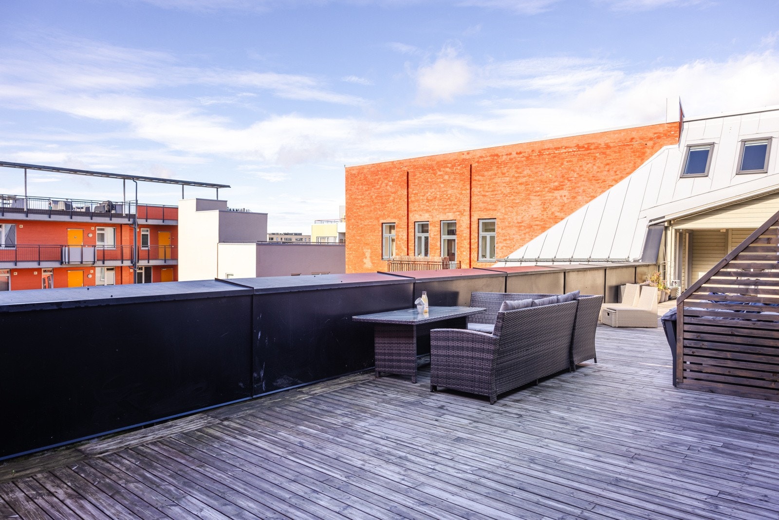 Det er en felles takterrasse i bygget som vender mot syd. Felles sittegrupper til bruk for beboerne. Galleribilde