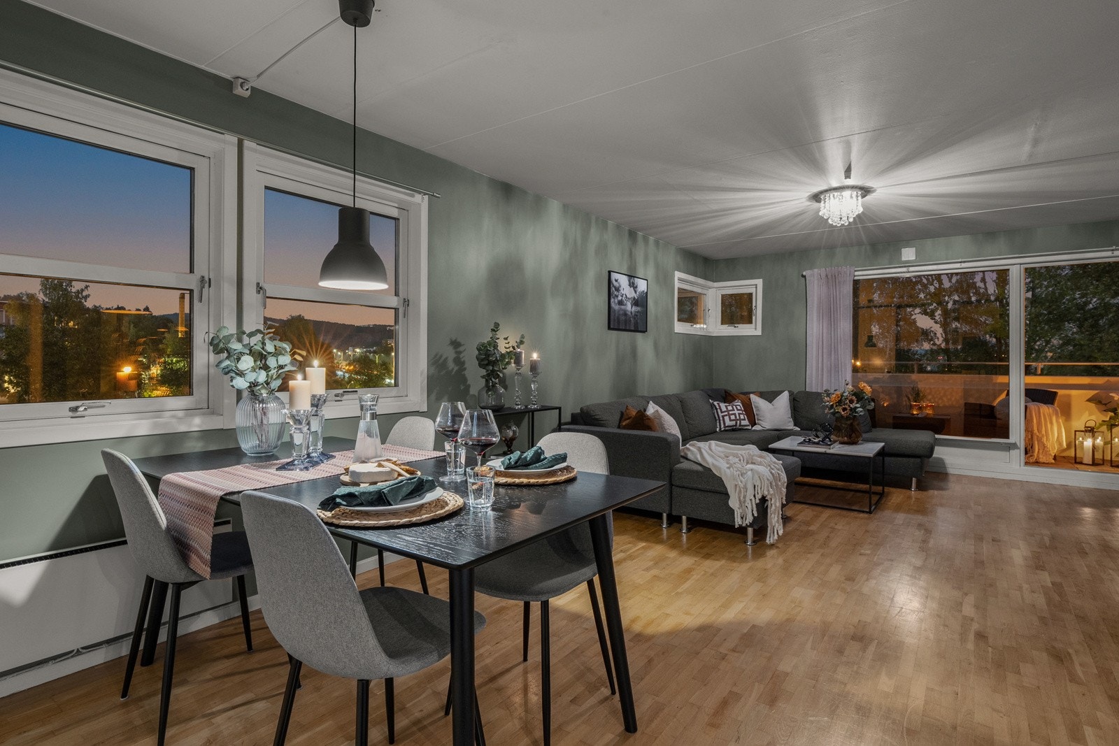 Romslig stue med plass for spisebord. Galleribilde