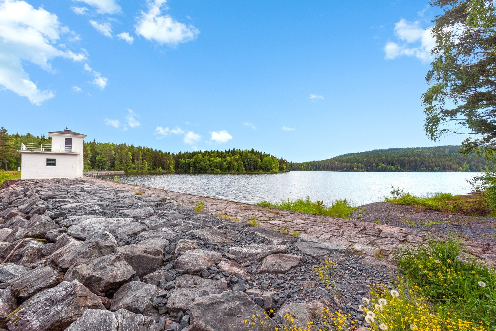 I gangavstand finner du blant annet idylliske Vesletjern med fine badeplasser, sittebenker, ildsteder og natursti. Fra tjernet går det videre turløype inn til Alunsjøen og Breisjøen. Galleribilde