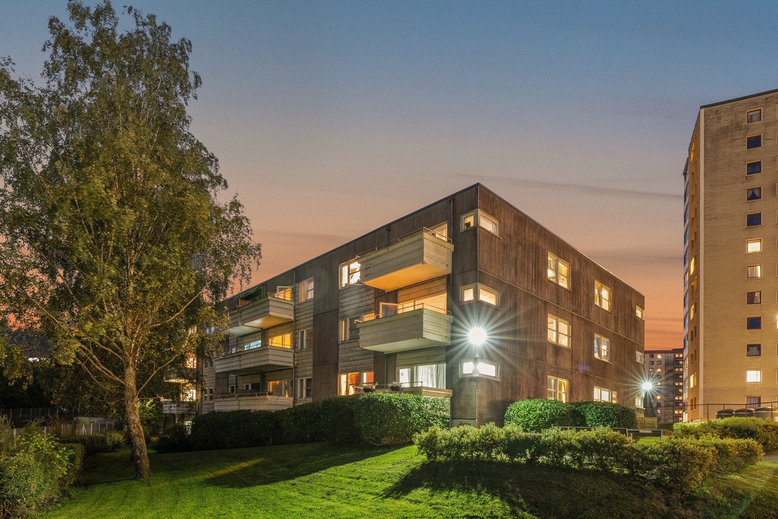 Leiligheten disponerer en kjellerbod for ekstra lagringsplass samt en utendørs biloppstillingsplass som øker bekvemmeligheten for beboerne. Galleribilde