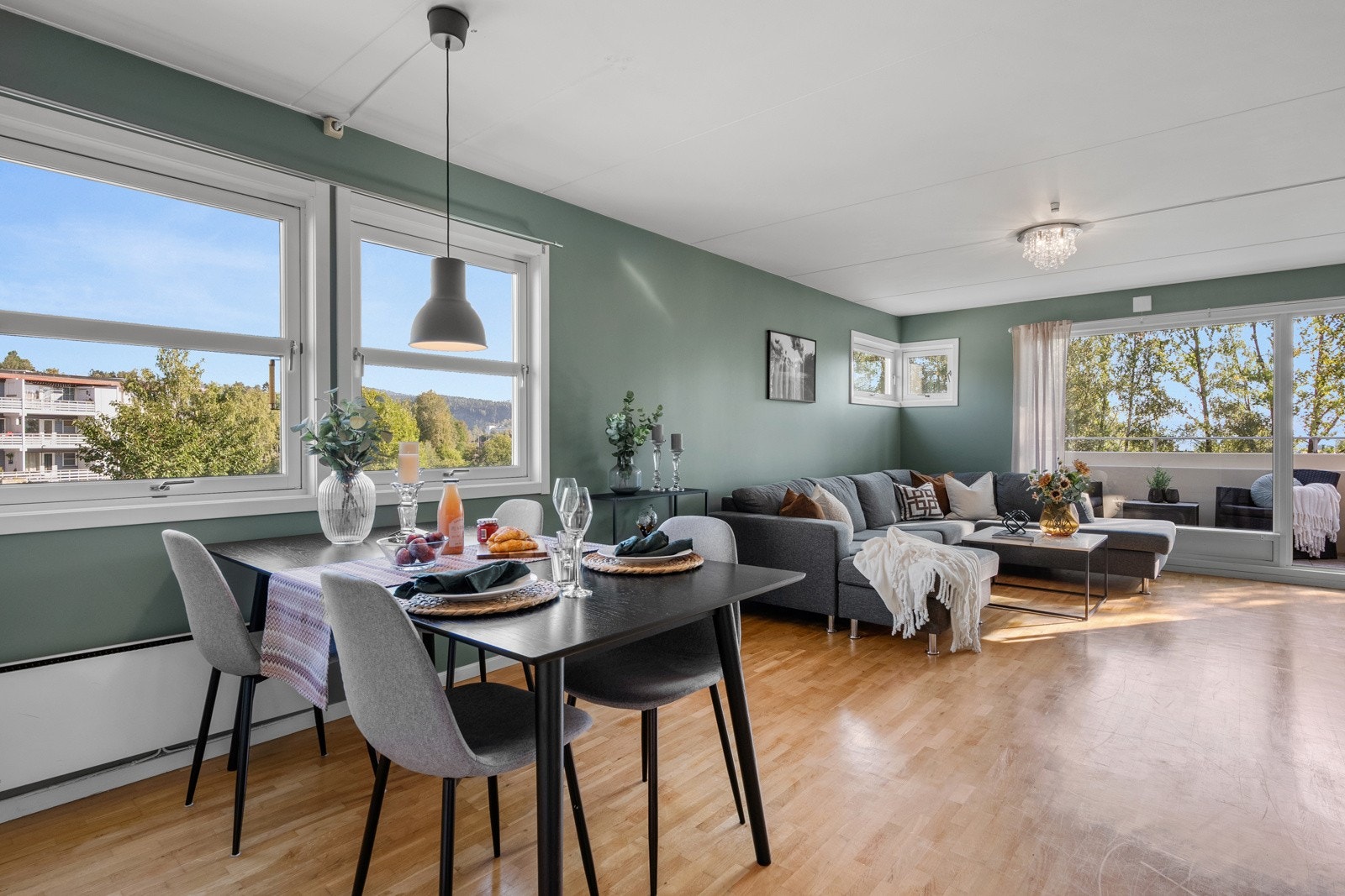 Store vinduer sørger for rikelig med dagslys. Galleribilde