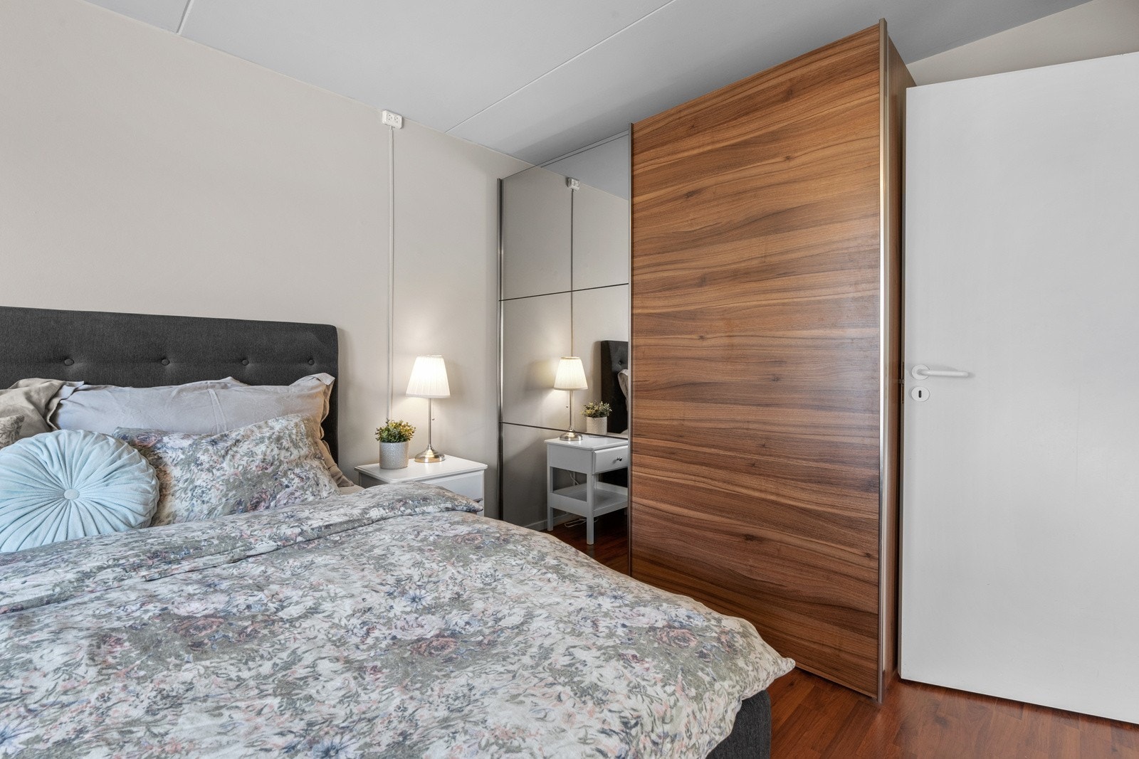 For oppbevaring er det installert en skyvedørsgarderobe med glatte, folierte fronter samt speil, som bidrar til å maksimere plassen og organiseringen av klær og personlige eiendeler. Galleribilde