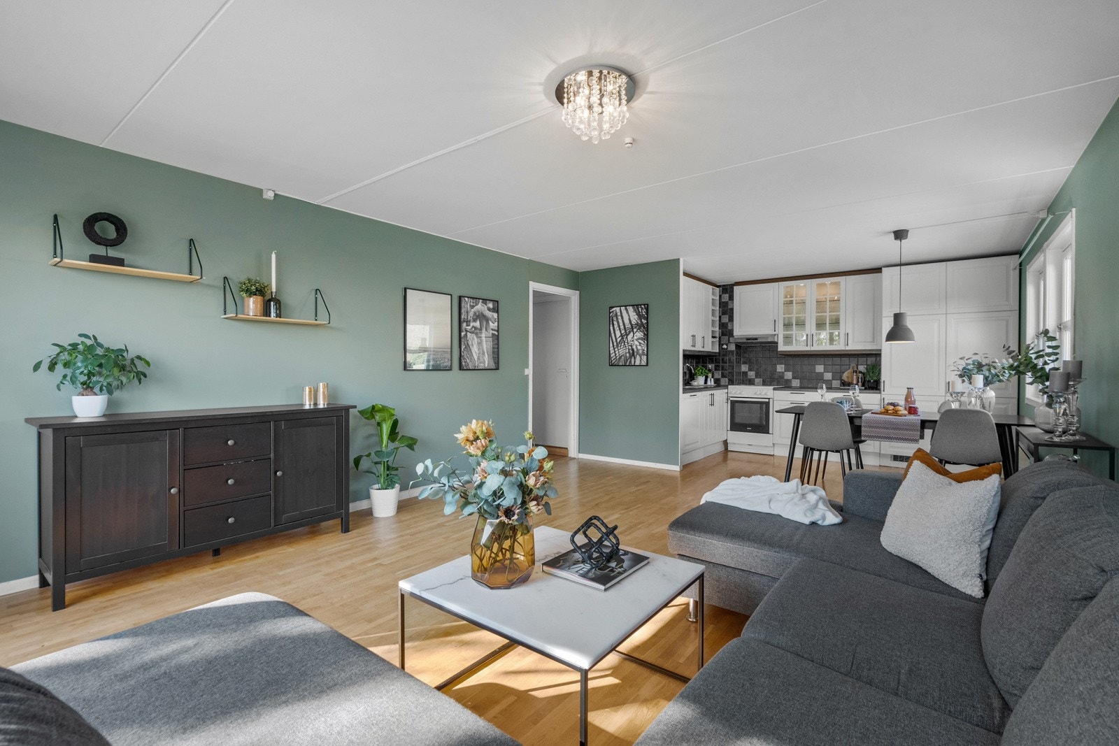 Stuen byr på en luftig atmosfære og god romfølelse. Galleribilde