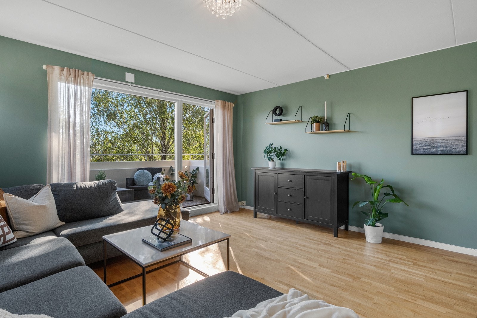 Leiligheten er utstyrt med effektiv elektrisk oppvarming og felles mekanisk avtrekksventilasjon, noe som sikrer et behagelig inneklima året rundt. Galleribilde