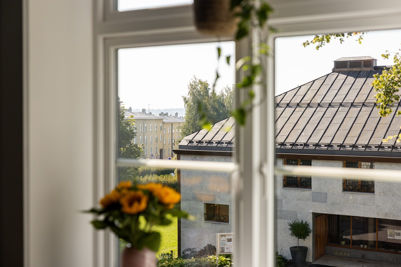 Den store klassiske vindusflaten slipper inn rikelig med naturlig lys, samtidig som det er lite innsyn. Galleribilde