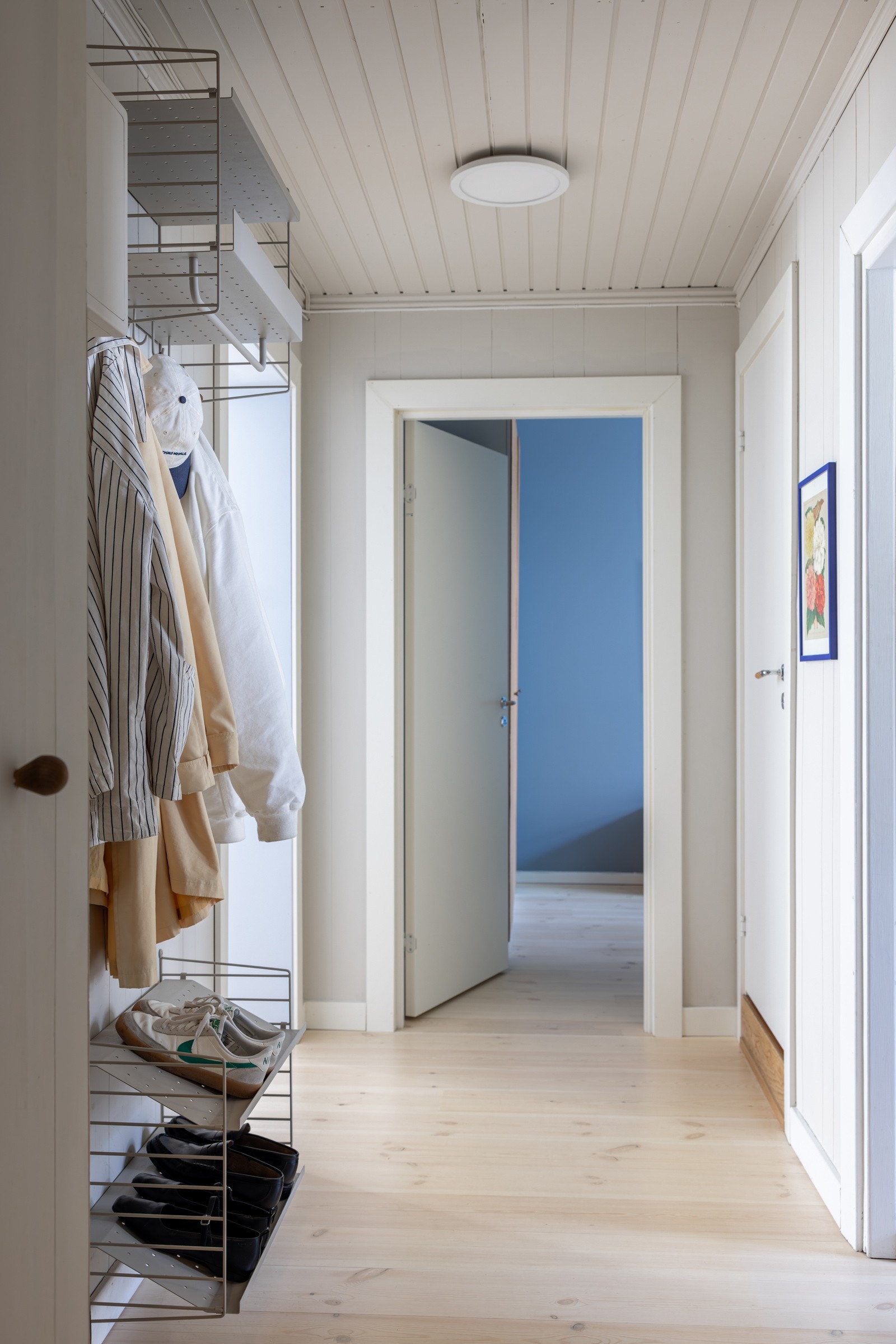 I entréen har du oppbevaringsplass i garderobeskap, samt ytterligere plass til sko og oppheng av yttertøy i åpen garderobeløsning. Galleribilde