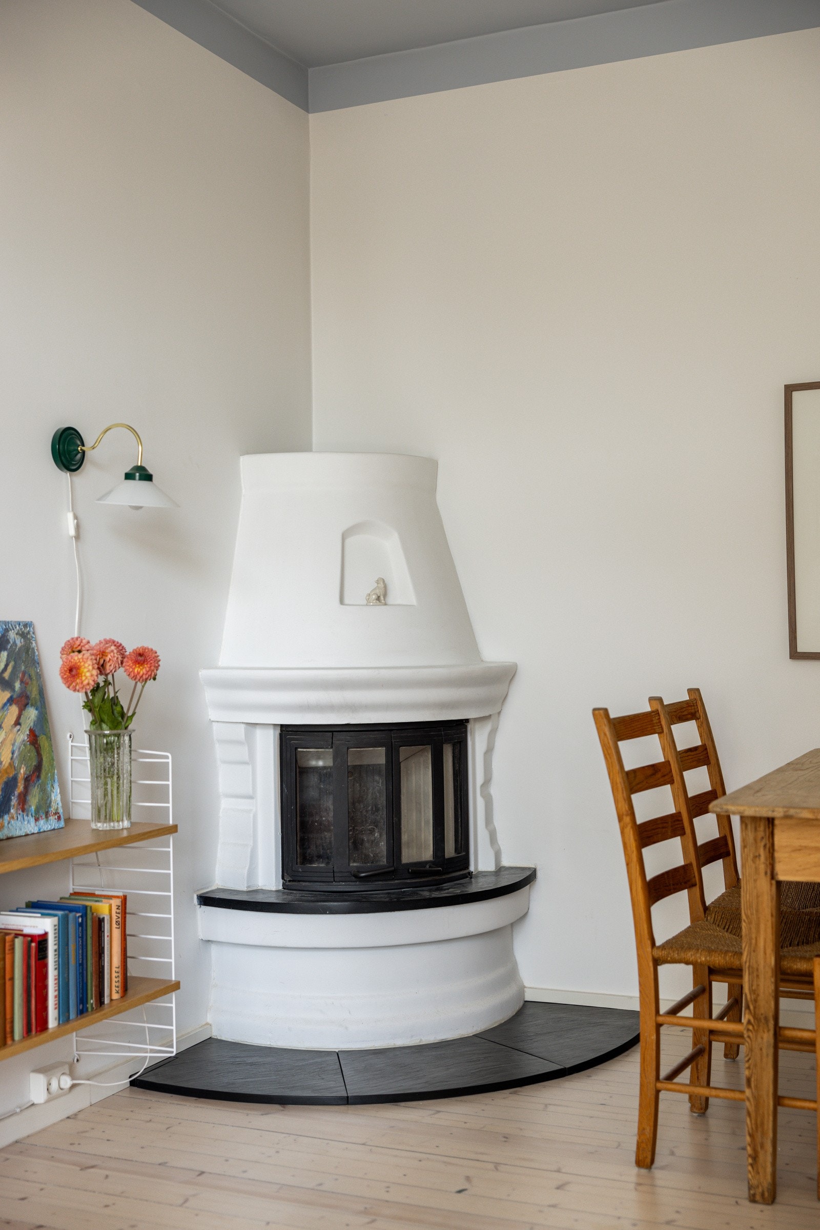 I hjørnet av stuen har du en koselig peis som både gir god varme og bidrar til ekstra hygge på kaldere høst- og vinterdager. Galleribilde