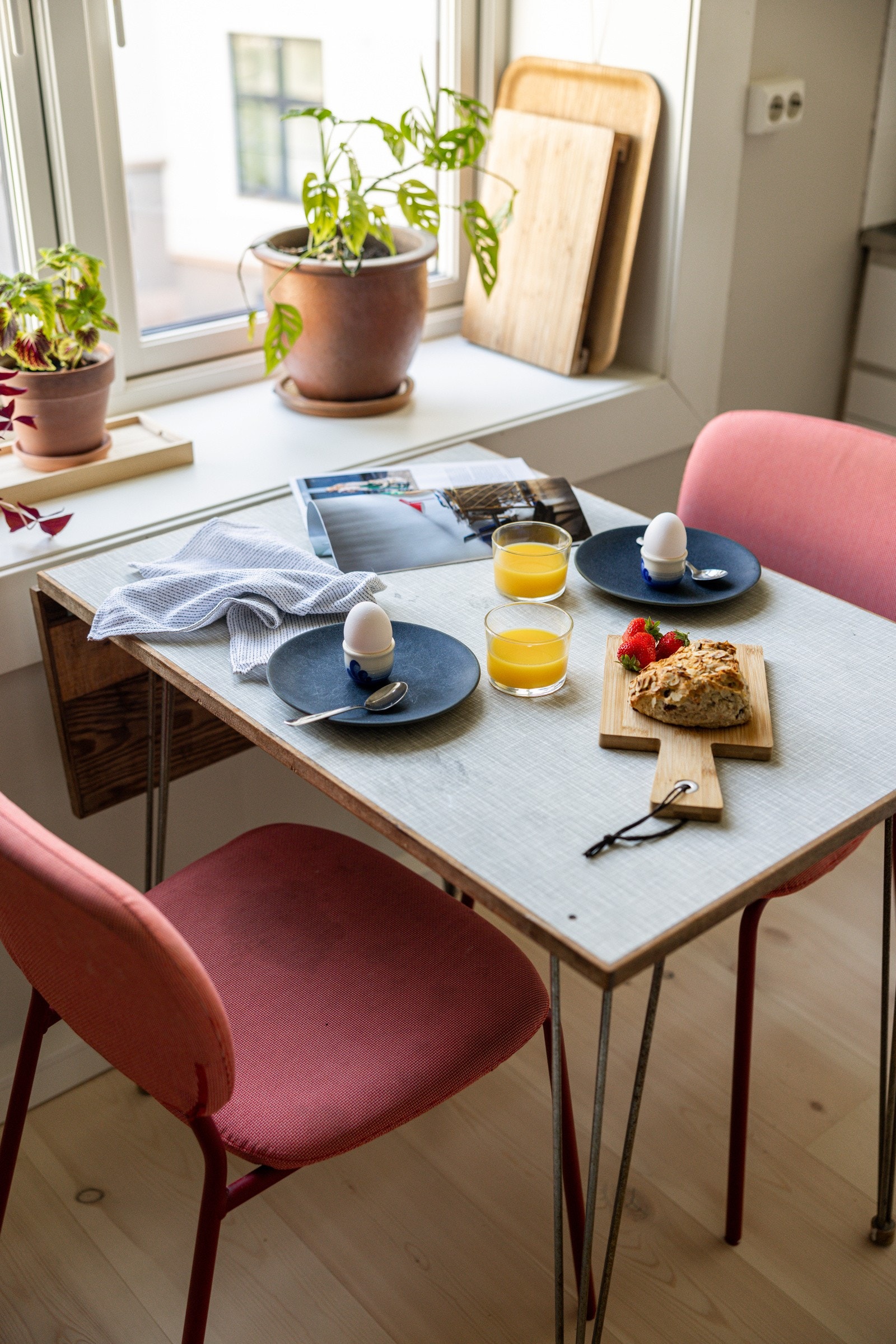 Ved vindusflaten har du plass til et hyggelig frokostbord og det er fint utsyn over den koselige bakgården. Galleribilde