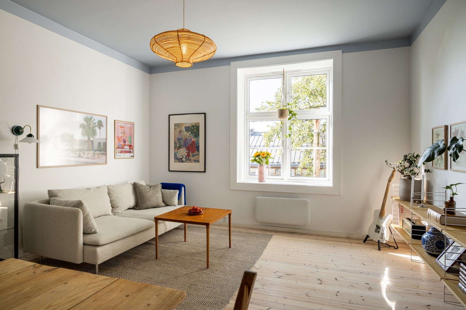 Leiligheten ligger i byggets 2. etasje, og har en gjennomgående og god planløsning med en romslig stue, samt separat kjøkken og soverom mot rolig bakgård. Galleribilde