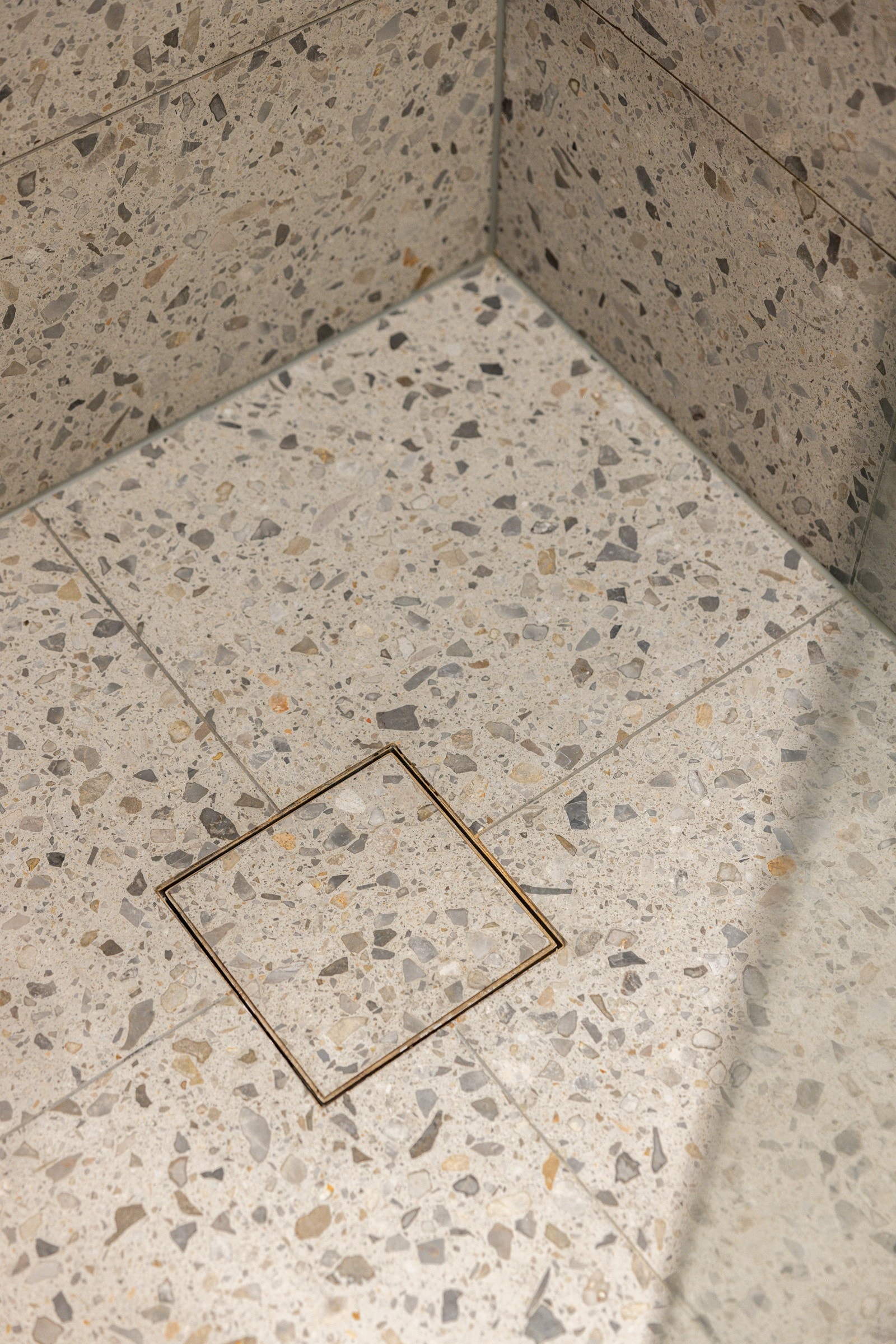 Baderommet har flotte terrazzofliser på gulv og vegger i dusjsonen kombinert med glatte malte overflater. Det er deilig gulvvarme og downlights i himlingen. Galleribilde