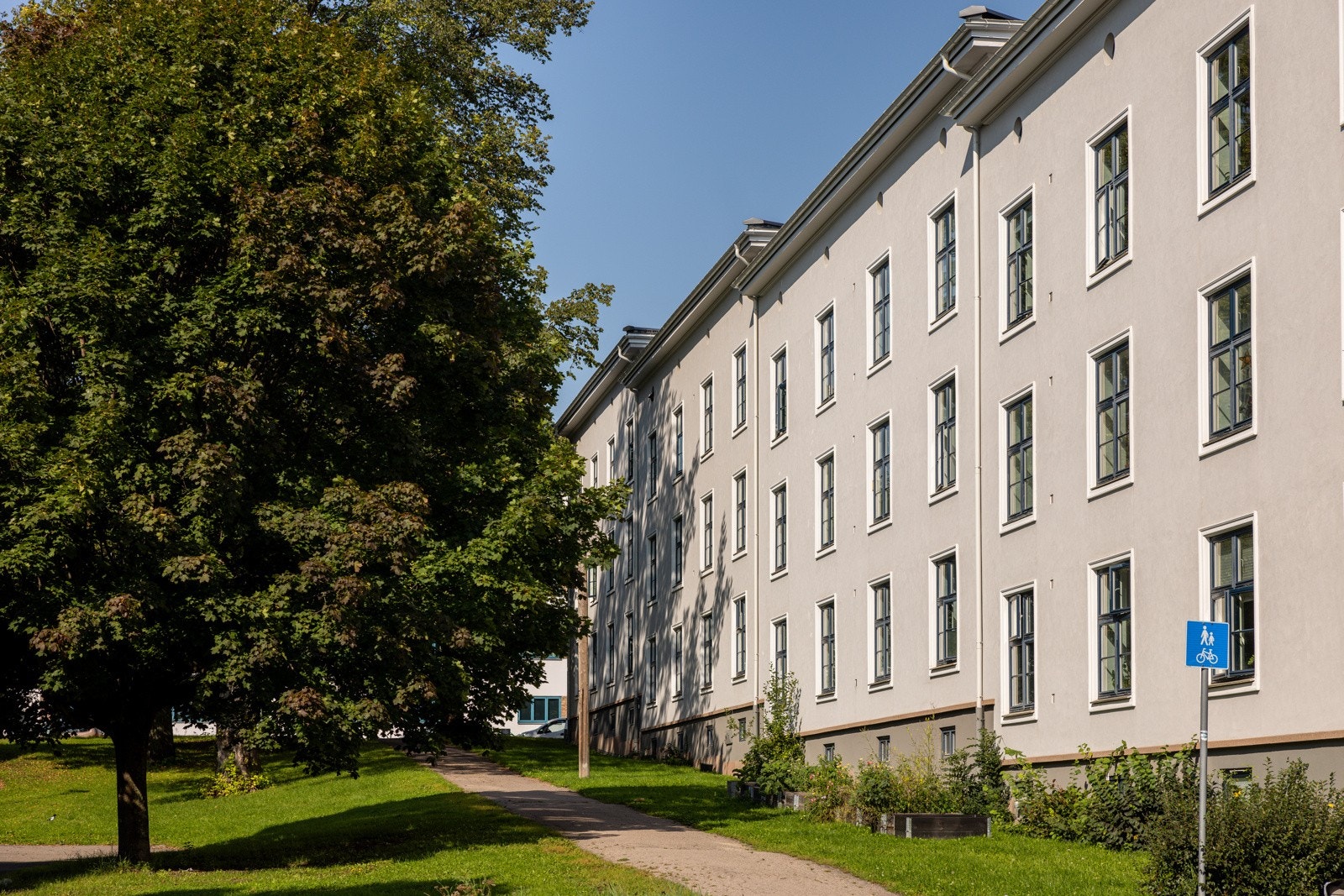 Populære Åpent Bakeri holder til i nabobygget og ellers er det et rikholdig og spennende servicetilbud i området. Kort vei til både trikk, buss og t-bane. Galleribilde