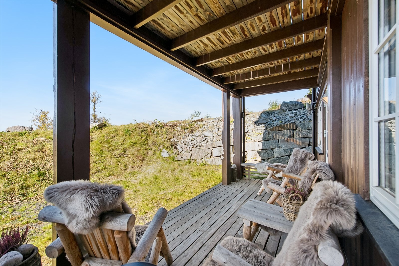 Her kan du sitte i le og nyte solen fra midt på dagen langt utover. Galleribilde