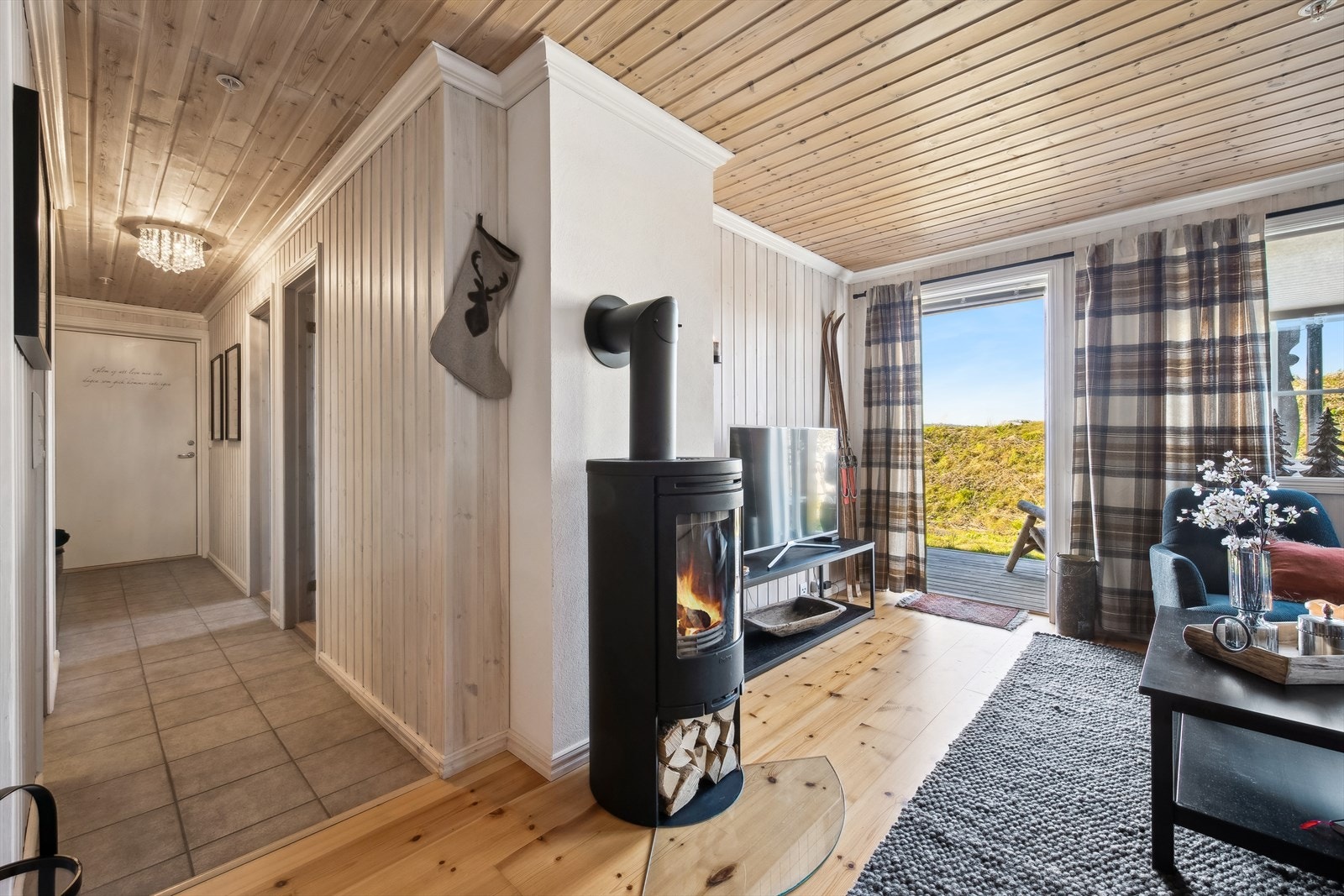 Arealet i denne fjellleiligheten er effektivt utnyttet med en praktisk todeling. Den ene sonen består av en åpen stue- og kjøkkenløsning som skaper et sosialt og funksjonelt oppholdsrom. Den andre sonen inneholder gang, bad og soverom, som gir privatliv. Galleribilde