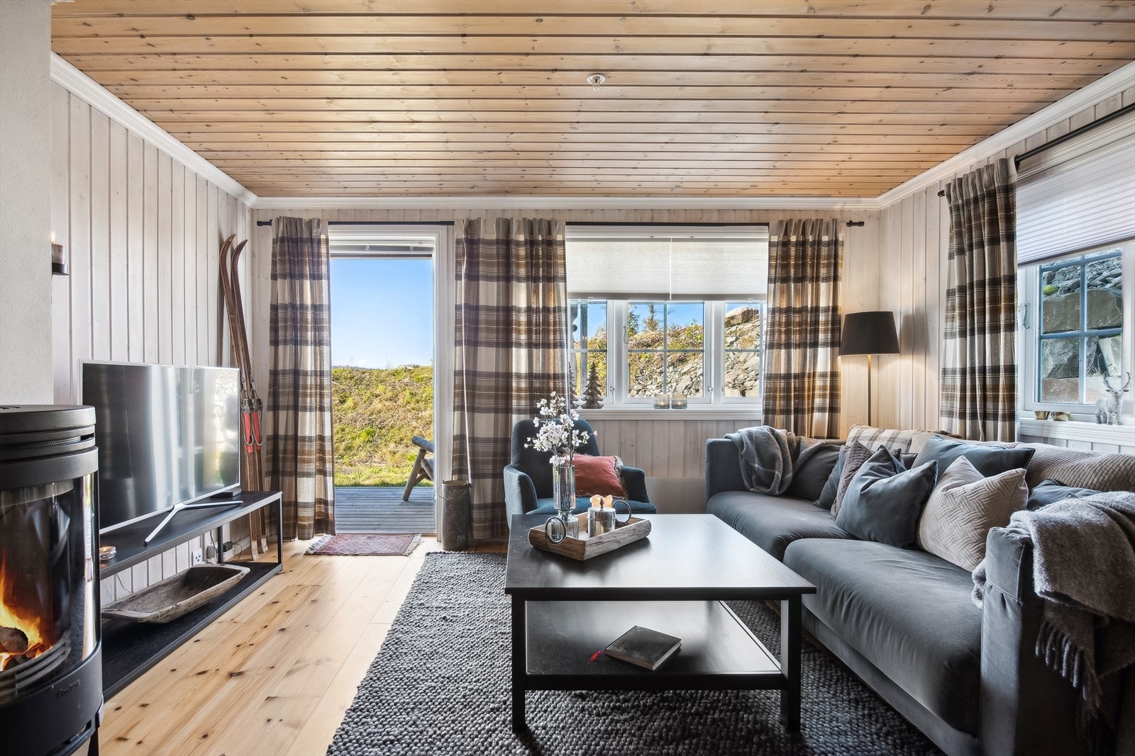 Lys og åpen stue med god plass til salong og spisebord. Her har du godt med lys fra vinduer og utgang til en deilig overbygd markterrasse. Galleribilde