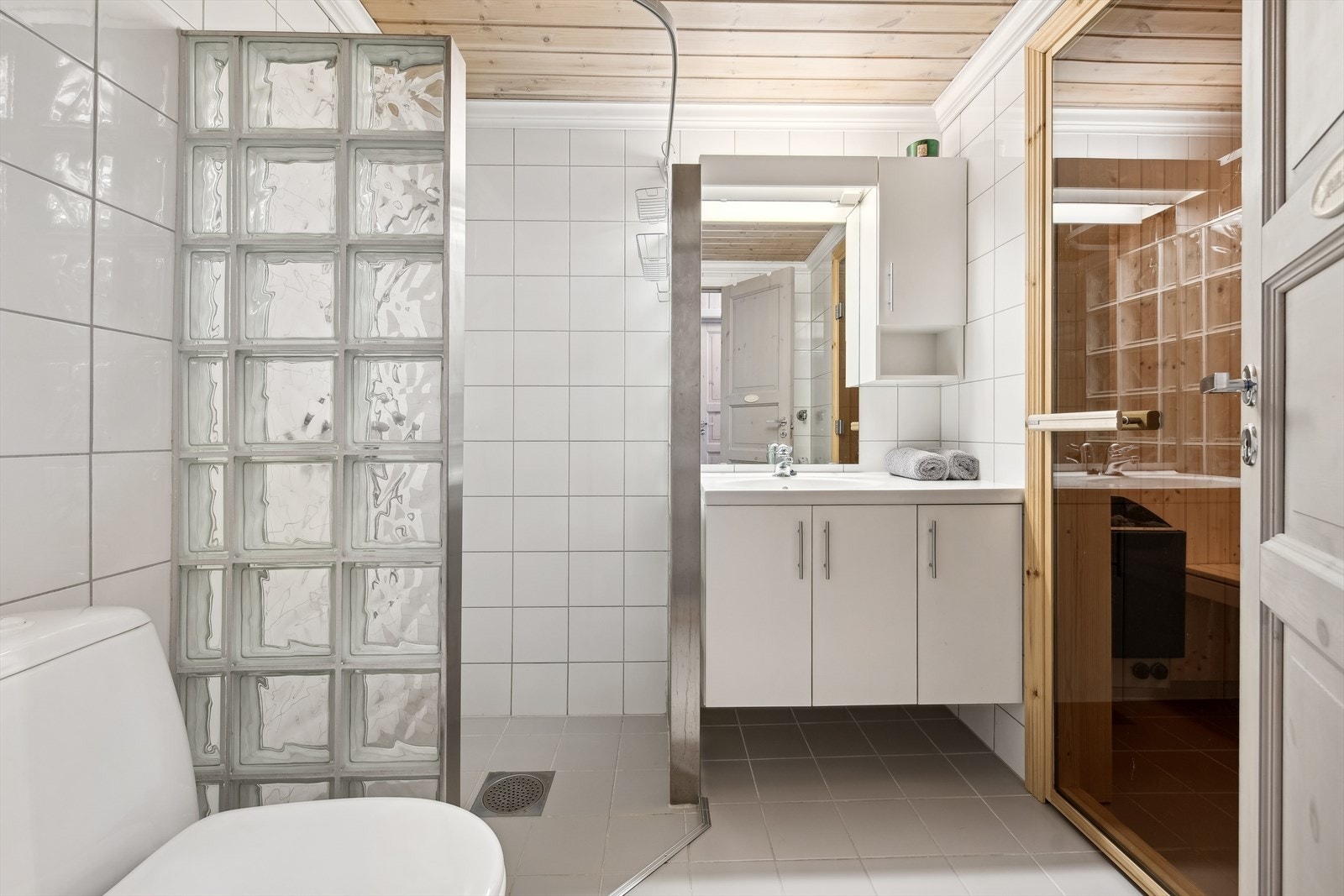 Badet er moderne og velutstyrt, og inkluderer en egen badstue som kan løse om stive muskler etter en tur i fjellet. Galleribilde