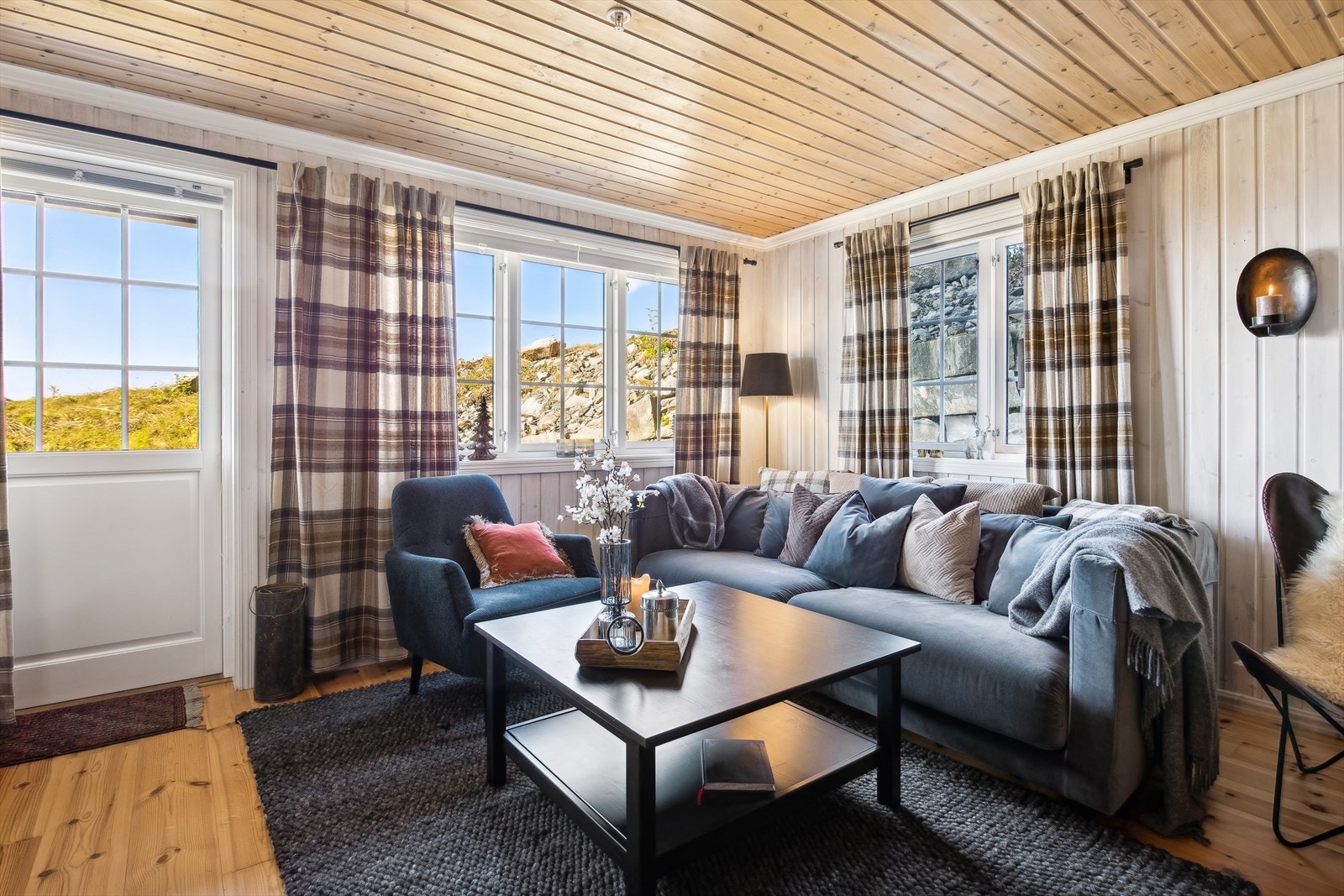 Lys og luftig stue med rikelig med vinduer som slipper inn godt med dagslys. Galleribilde