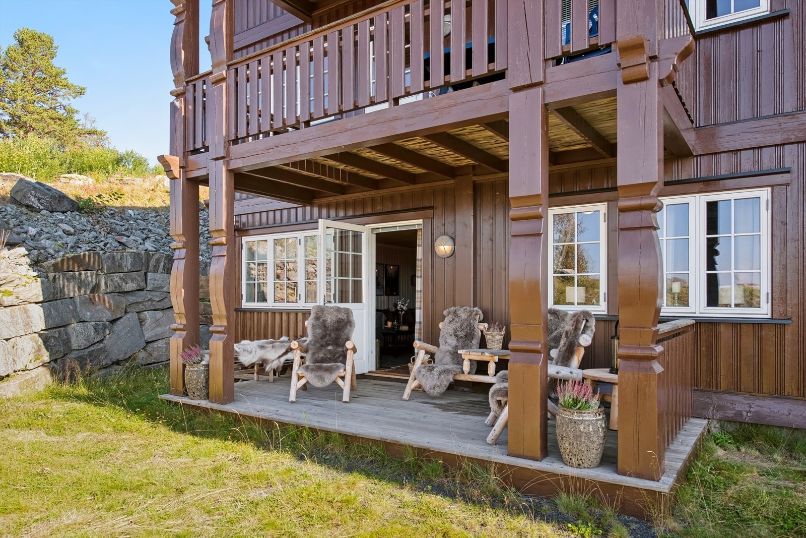 Uteplassen er både fin og usjenert. Galleribilde