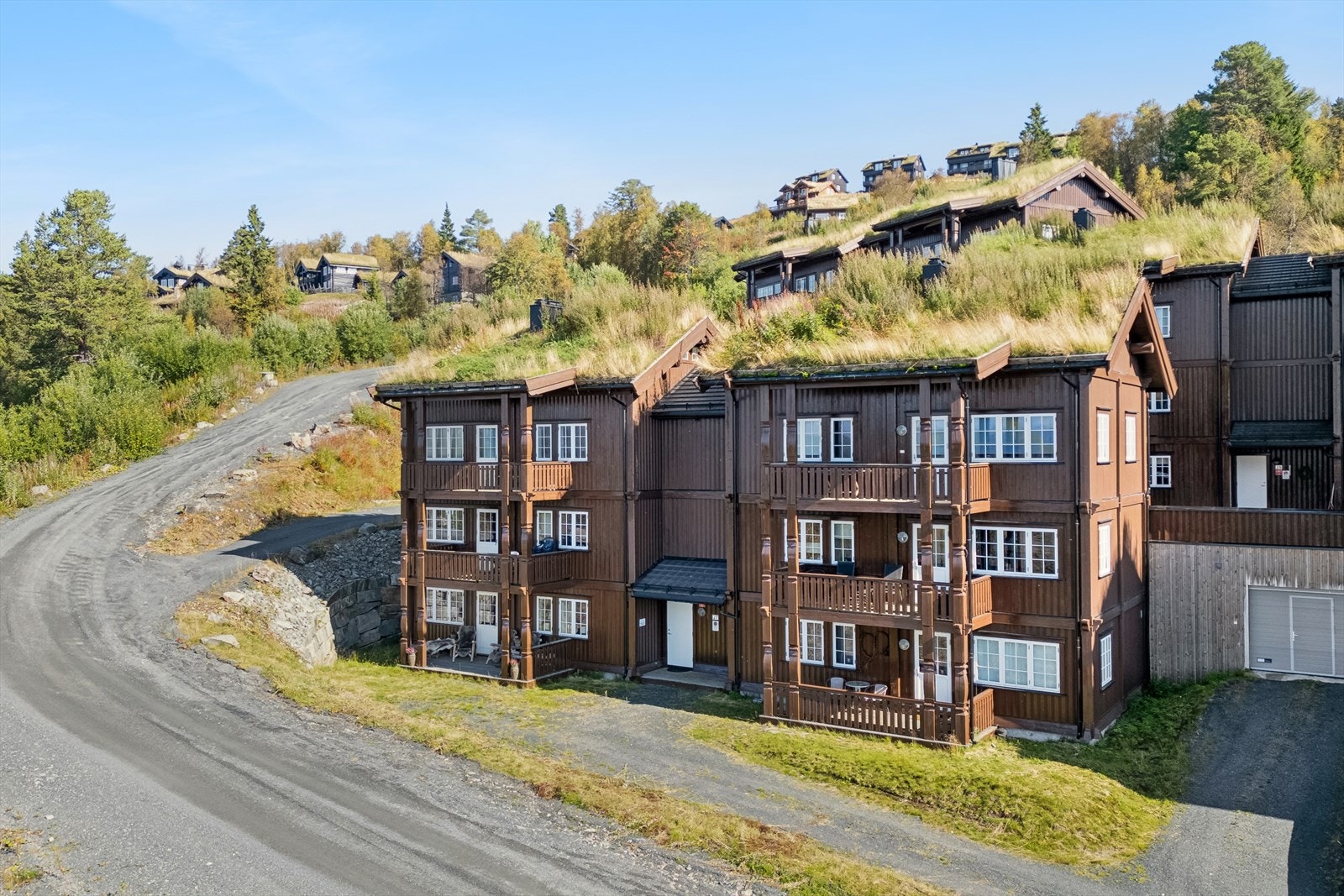 Fra hytta er det ski inn og ut til både alpinbakken og langrennsløypa. Eiendommen har en suveren beliggenhet for alle generasjoner. Galleribilde