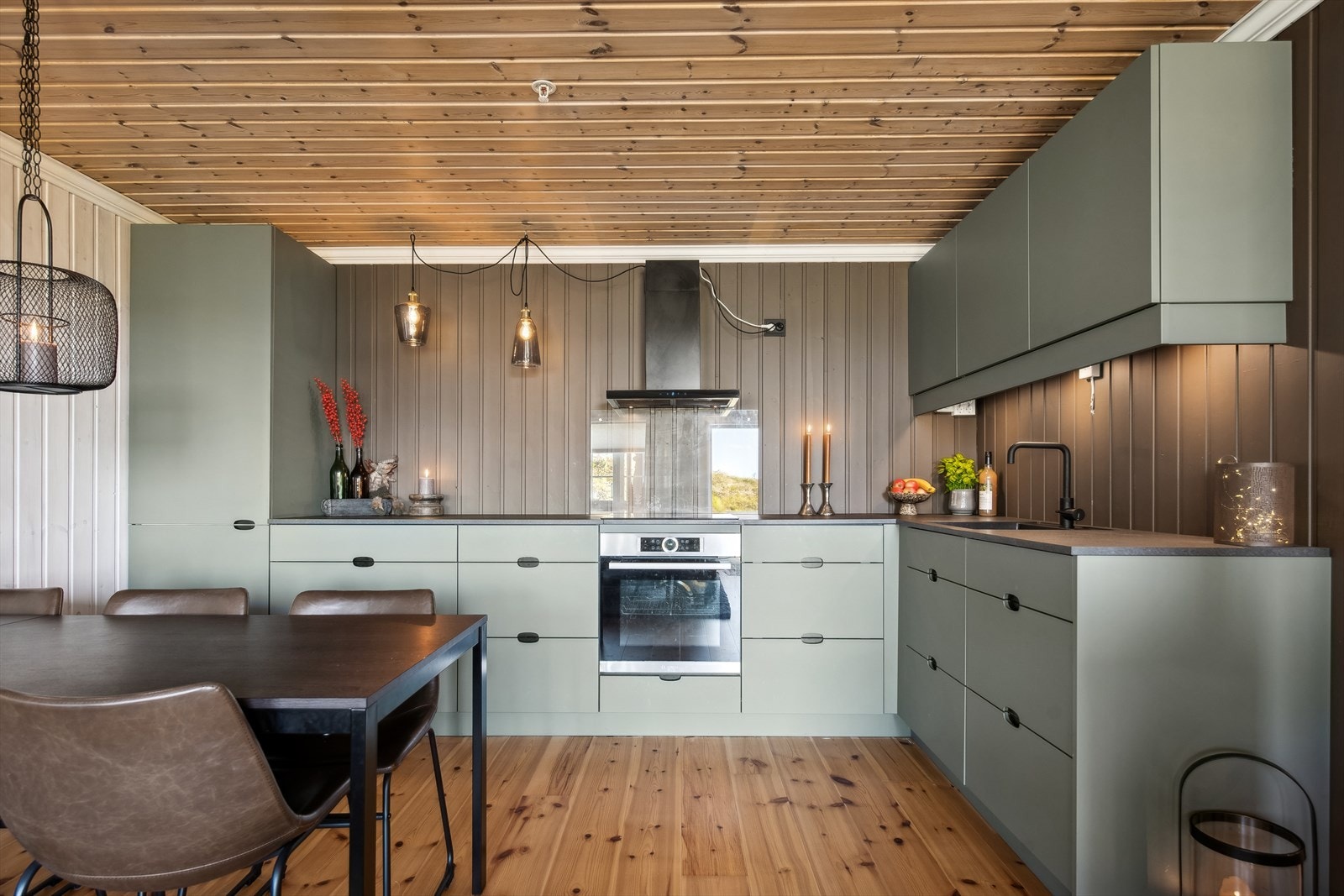 Dette nye, delikate kjøkkenet har rikelig med skap og benkeplass, noe som gjør det både praktisk og stilfullt. Galleribilde