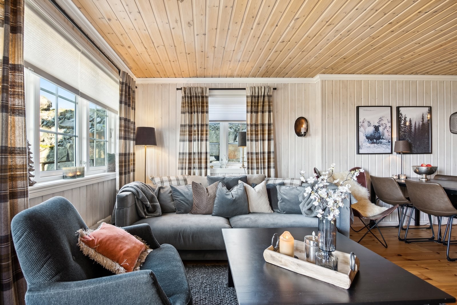 Den åpne romfølelsen forsterkes av lyse vegger og en minimalistisk innredning som skaper en varm og innbydende atmosfære. Galleribilde