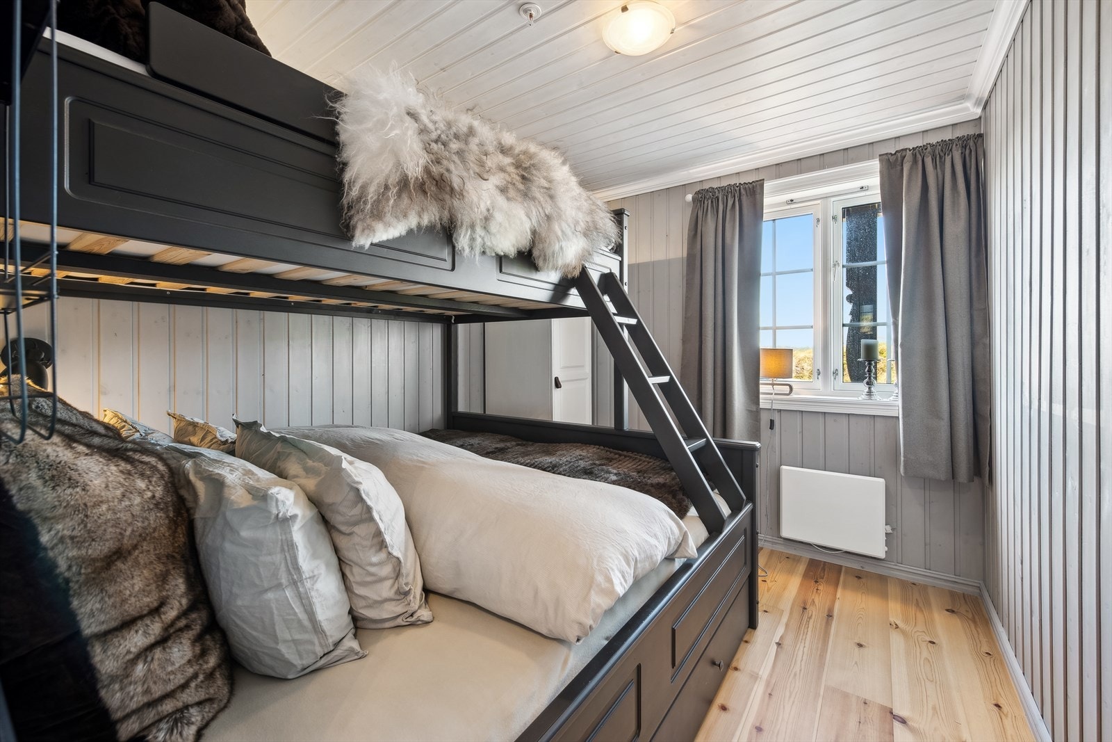 Rommene har plass til oppbevaring, og ligger i en rolig del av leiligheten, perfekt for en god natts søvn etter en dag ute i fjellet. Galleribilde