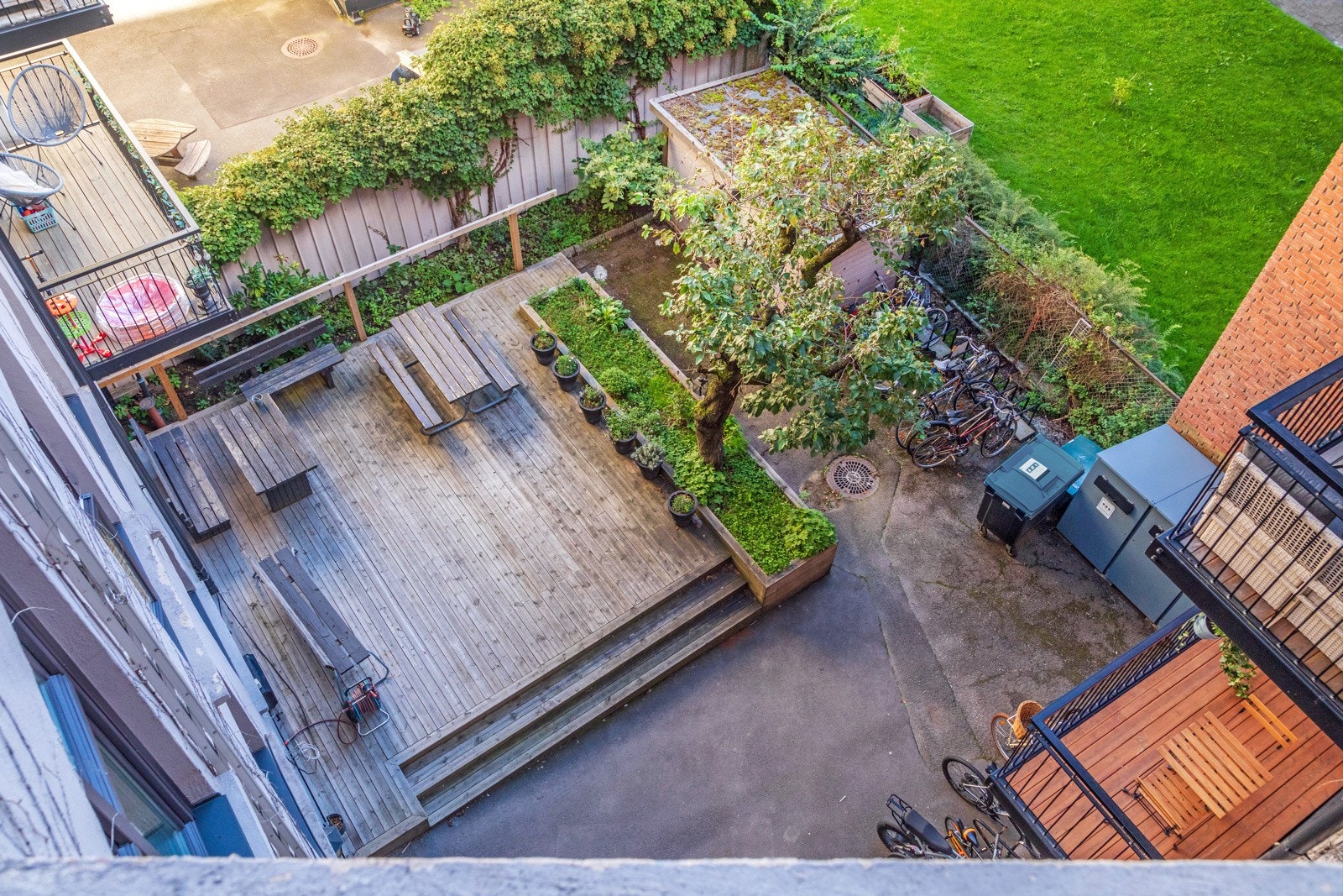 Pent opparbeidet bakgård til glede for beboerne. Galleribilde