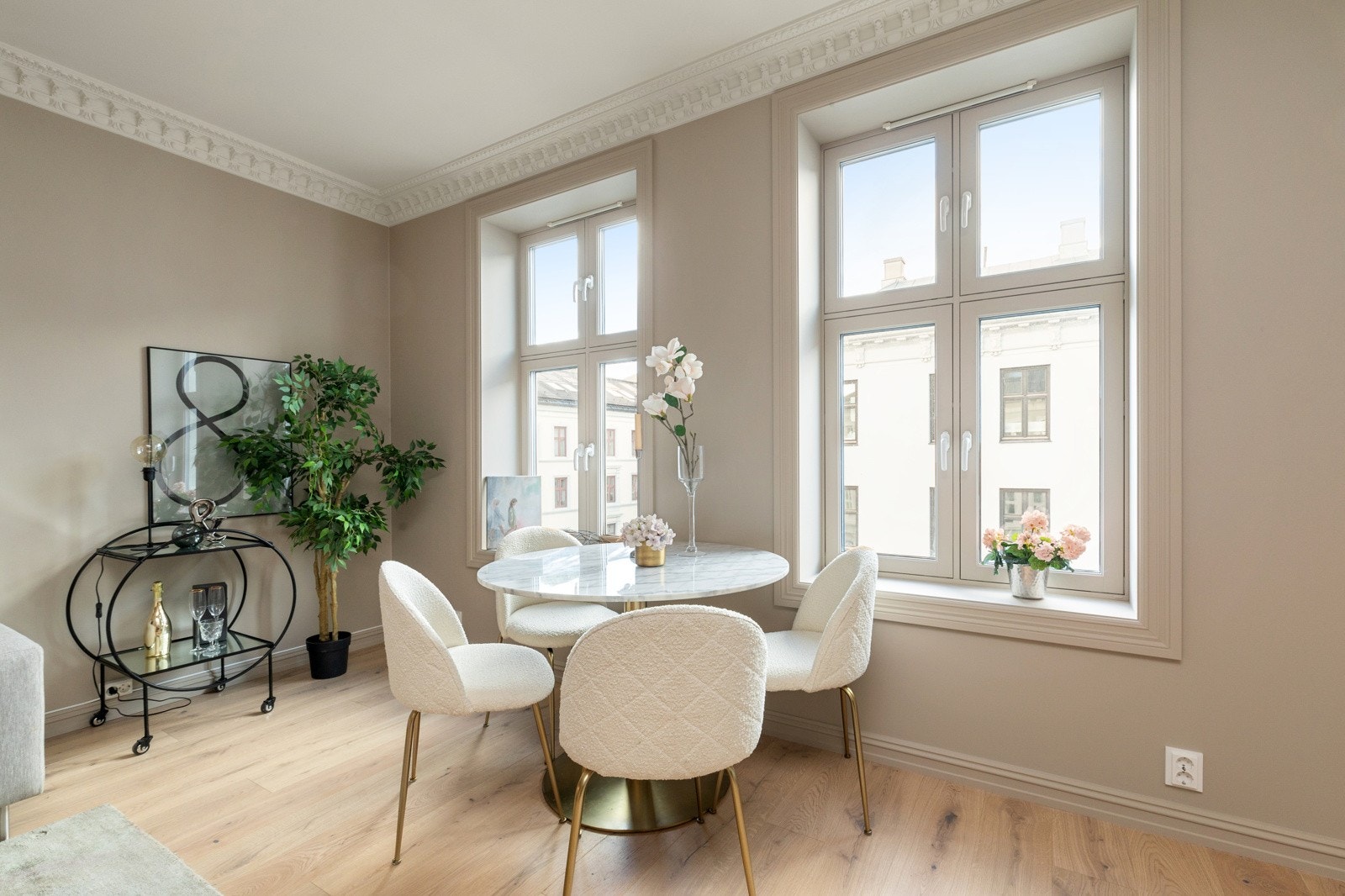 Fin sone for spisebord i spisestuen og stuen - her kan man invitere venner og familie til hyggelige lag! Galleribilde